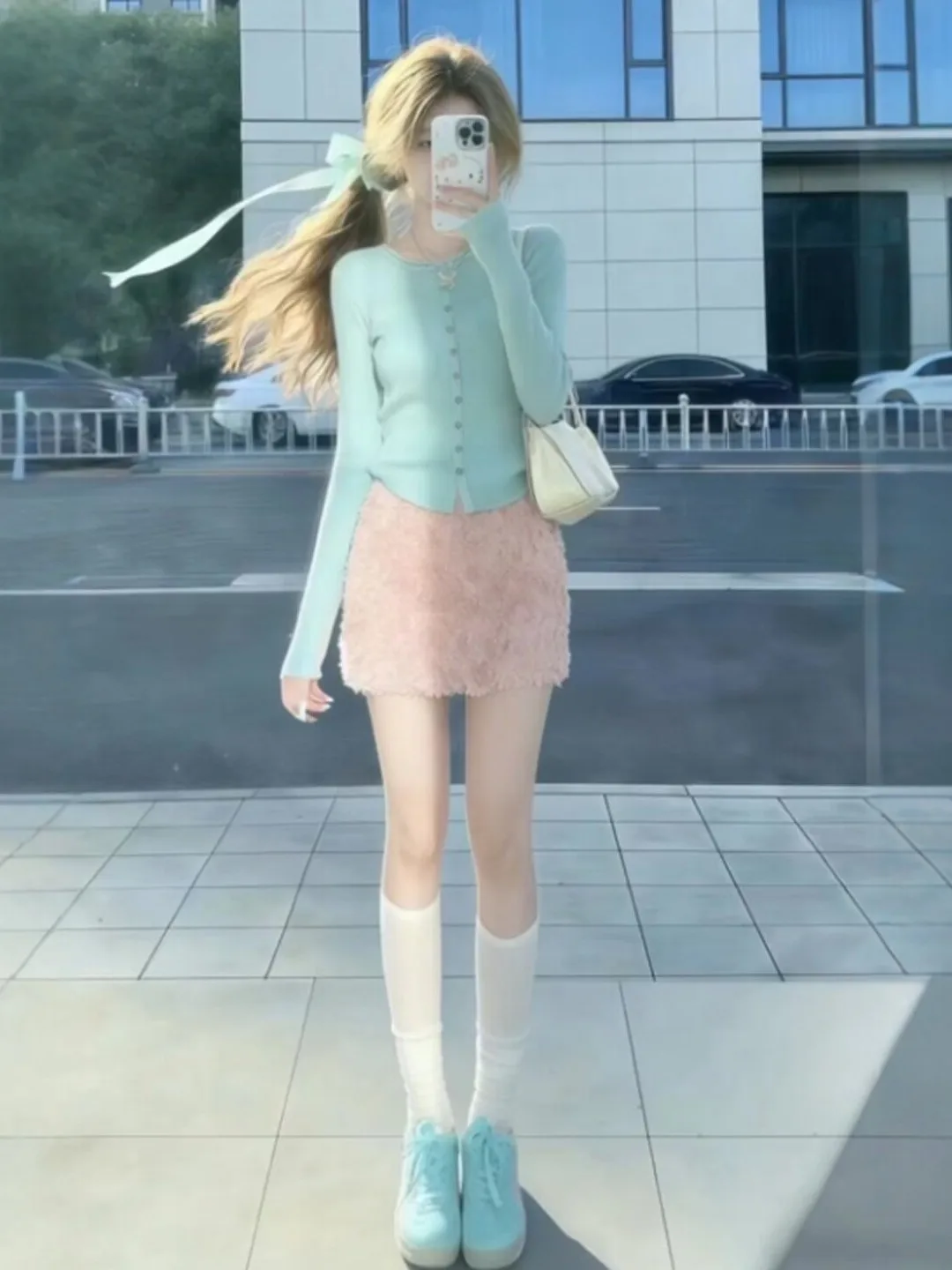 

Мягкий уникальный вязаный комплект из топа и юбки: молодежный образ для весеннего образа дня, удобный, с длинными рукавами, на пуговицах