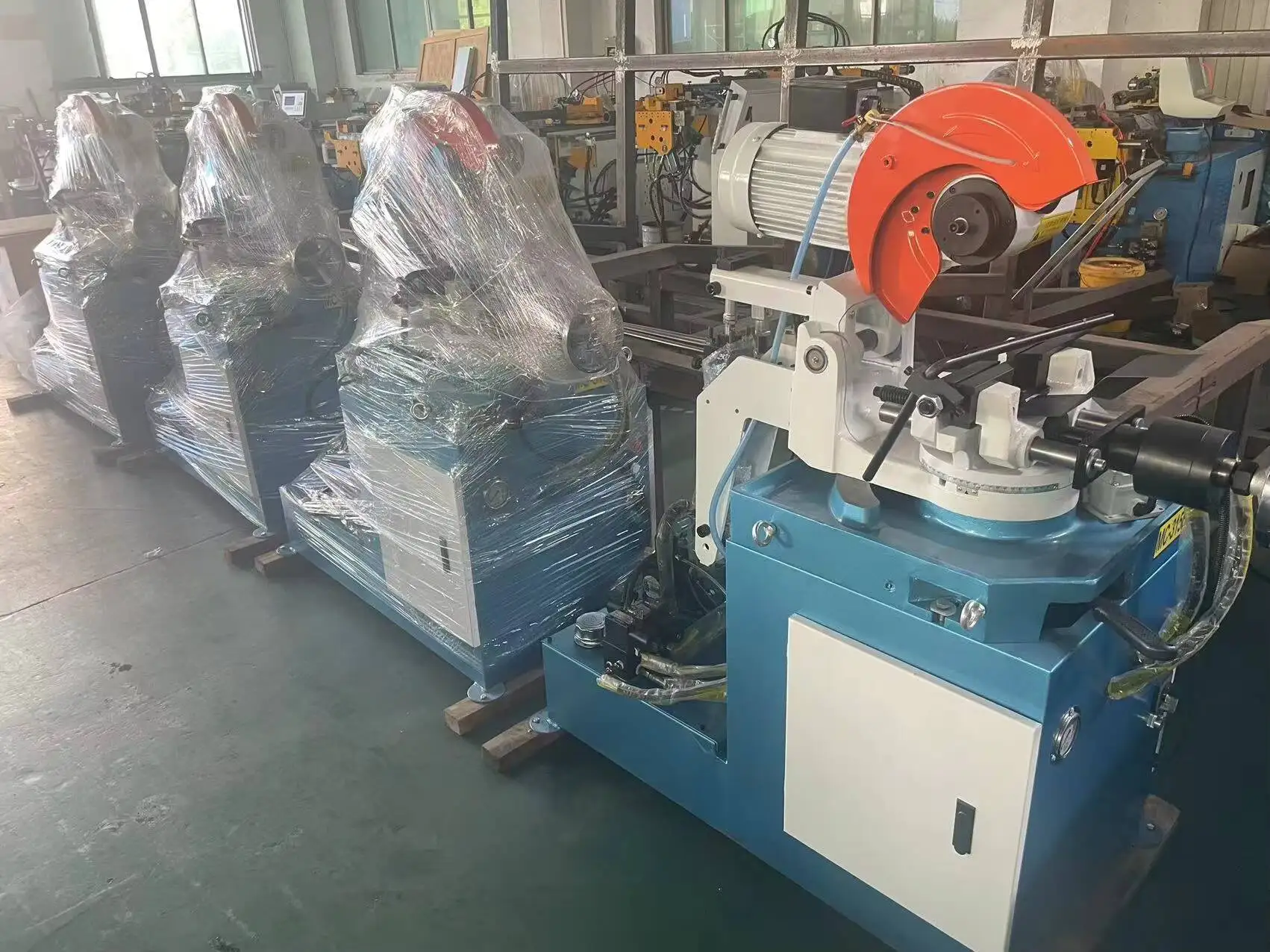 เครื่องตัดท่อโลหะแบบกึ่งอัตโนมัติ Mc-315B พร้อมระบบไฮดรอลิกสำหรับยึดและป้อนวัสดุ
