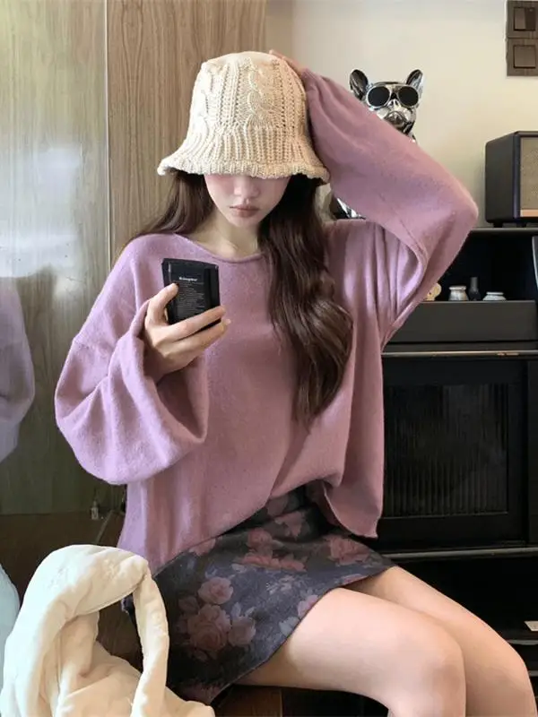 

Комплект из двух предметов: вязаная юбка с цветочным принтом и топ с длинным рукавом и круглым вырезом. Женский осенний повседневный наряд в романтическом стиле.