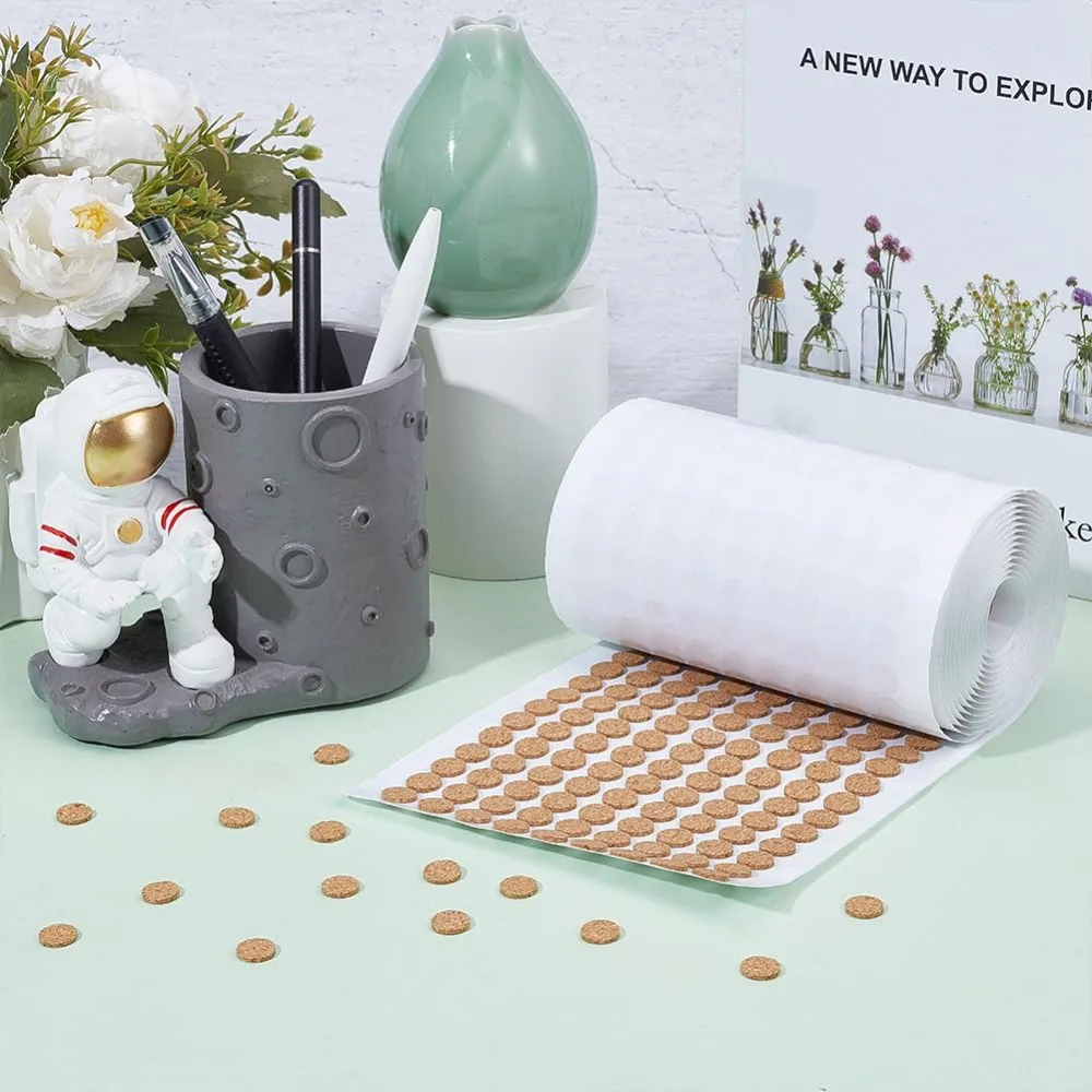 2000 個 0.39 インチ粘着コルクパッドフラットラウンドコルクドットコルクディスクコルクマットキャビネットやテーブルトップアイテム用ノンスリップ