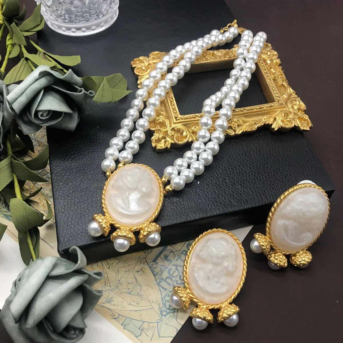 

Vintage Palace Jewelry Set Necklace for Women Hepburn Style Oval Portrait Relief Double-layer Pearl Necklace Earrings Ear Clips