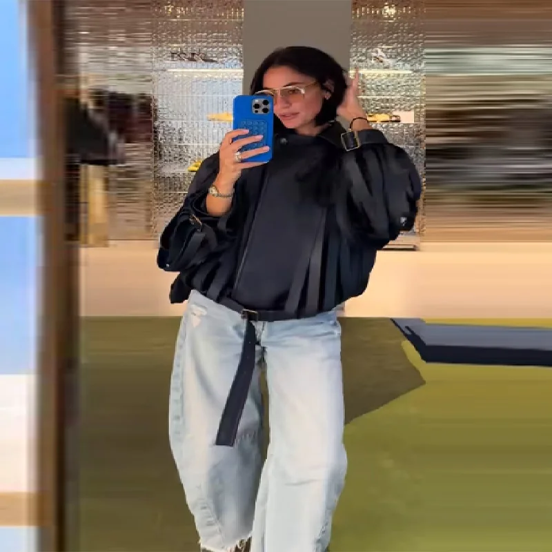 سترة أنيقة من جلد البولي يوريثان للنساء معطف كبير الحجم بأكمام طويلة مع أحزمة 2025 ملابس خارجية عصرية جديدة للسيدات لخريف وشتاء