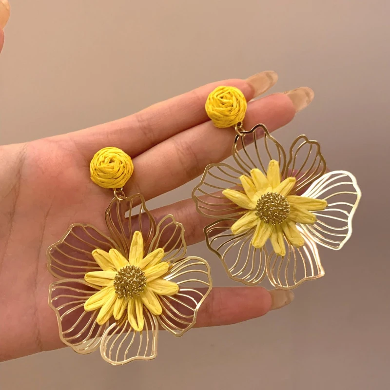 Silver Needle Metal Lafite Grass Hollowed Out Flower Light Luxury High-end Sweet Niche Vacation Gentle Gift Style Earrings Women