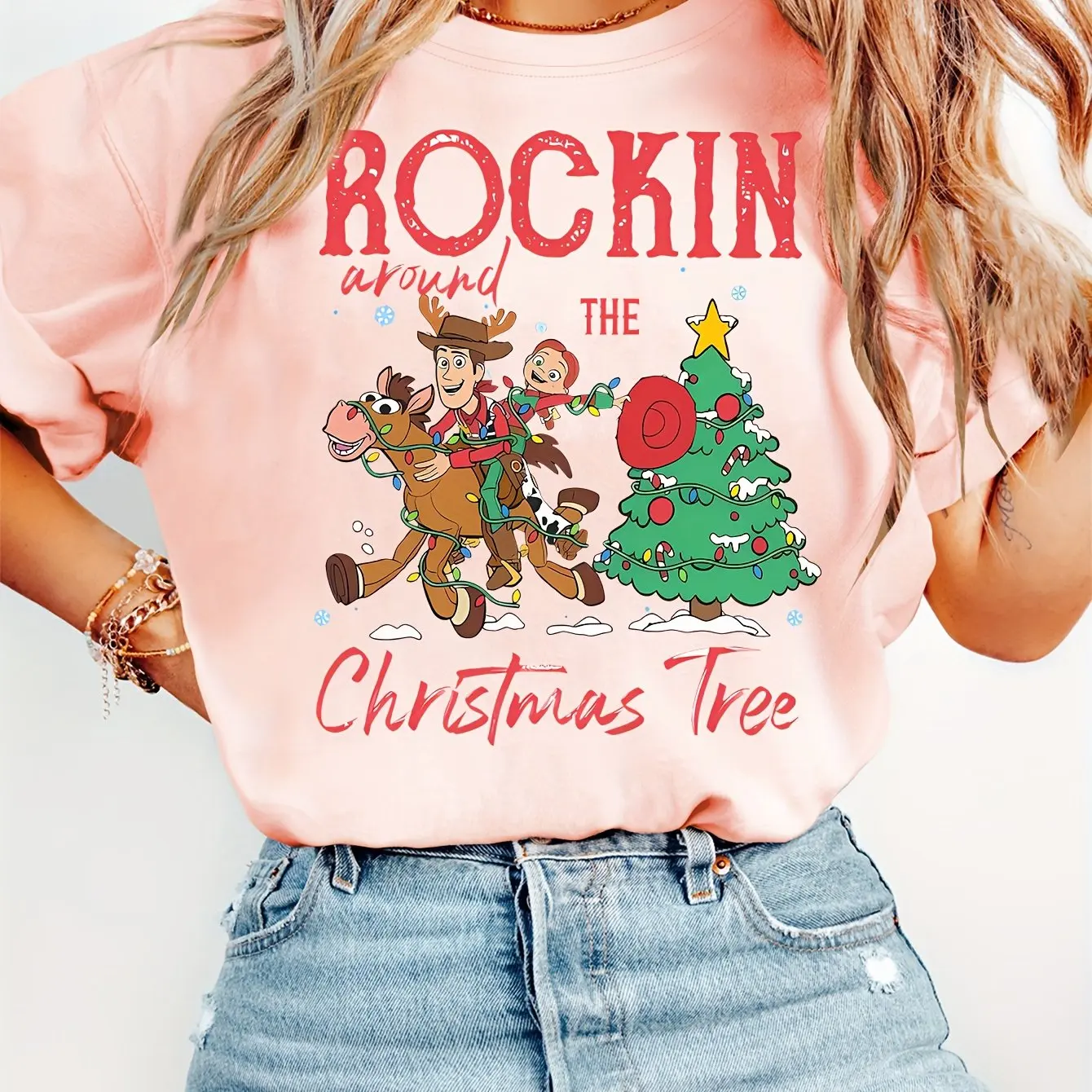 تي شيرت نسائي من Disney Toy Story لعيد الميلاد، تي شيرت رسمي لفيلم الرسوم المتحركة Pixar مع تصميم قلب أحمر وودي جيسي ناعم قابل للتمدد