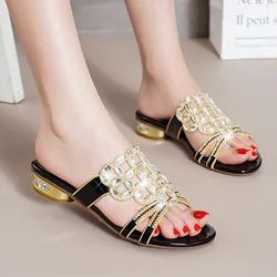 Sandali con strass a fiori traspiranti da donna moda estiva nuove pantofole in pelle sandali con diamanti con tacco spesso antiscivolo