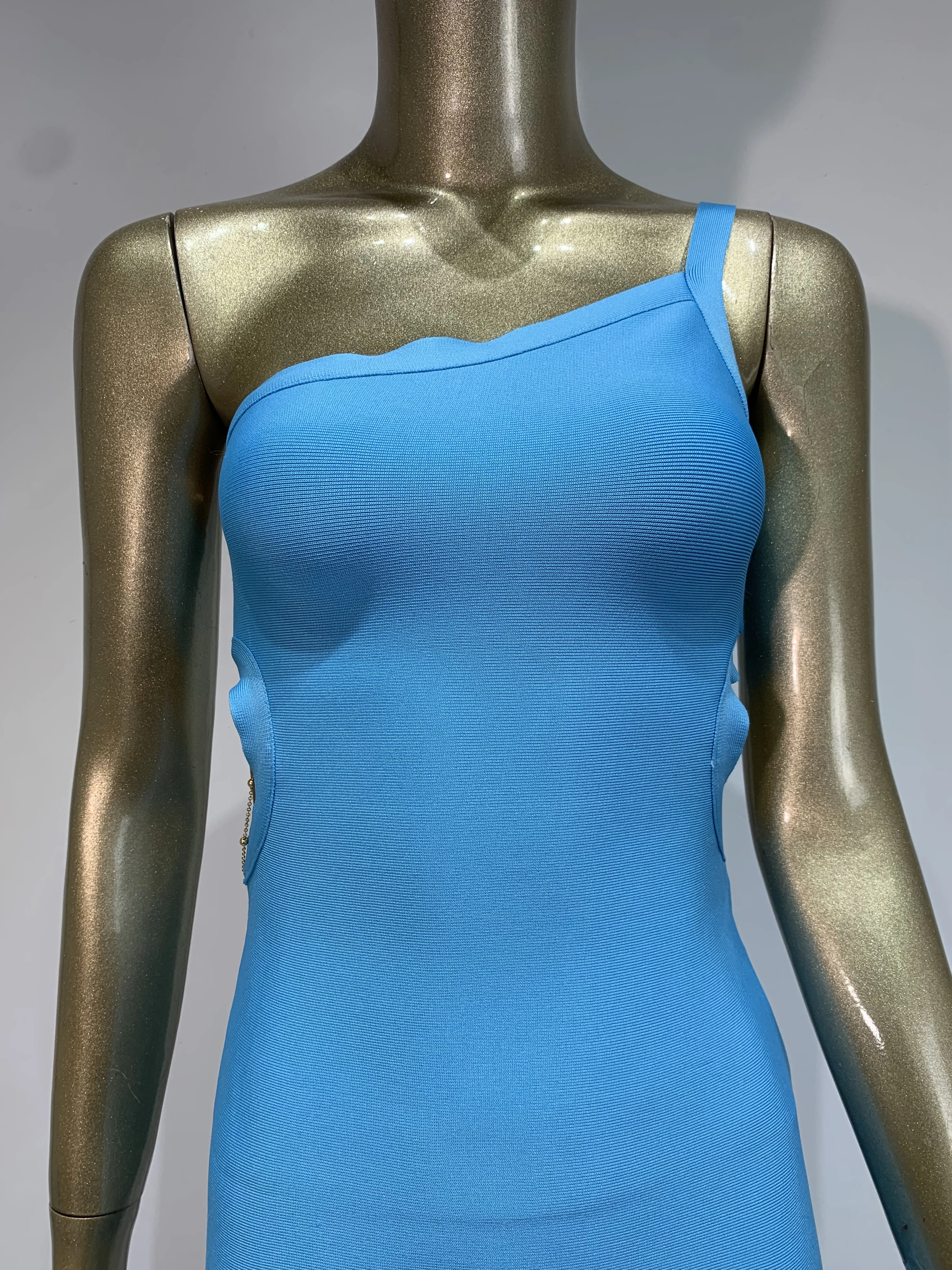 ผู้หญิงฤดูร้อน Sky Blue ผ้าพันคอ High Street หนึ่งไหล่ตัดโซ่กลับ Midi ลูกวัวชุดราตรียาวชุด Guest Looking