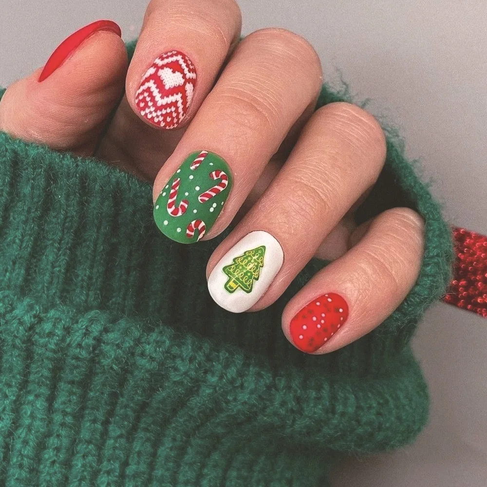 

24pcs Christmas Short Square Fake Nails Red Green Christmas Tree Gift Box Pattern False Nails Holiday Nail Art Press on Nails