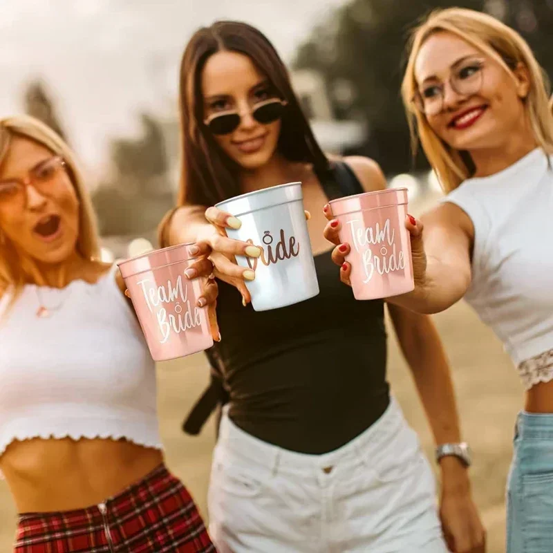 Bachelorette-Becher für die Team Bride – wiederverwendbare 16-Unzen-Brautjungfern-Partydekorationen und Gefälligkeiten für die Braut, Stammgeschenke, Party- und Hochzeitszubehör – Detail 6