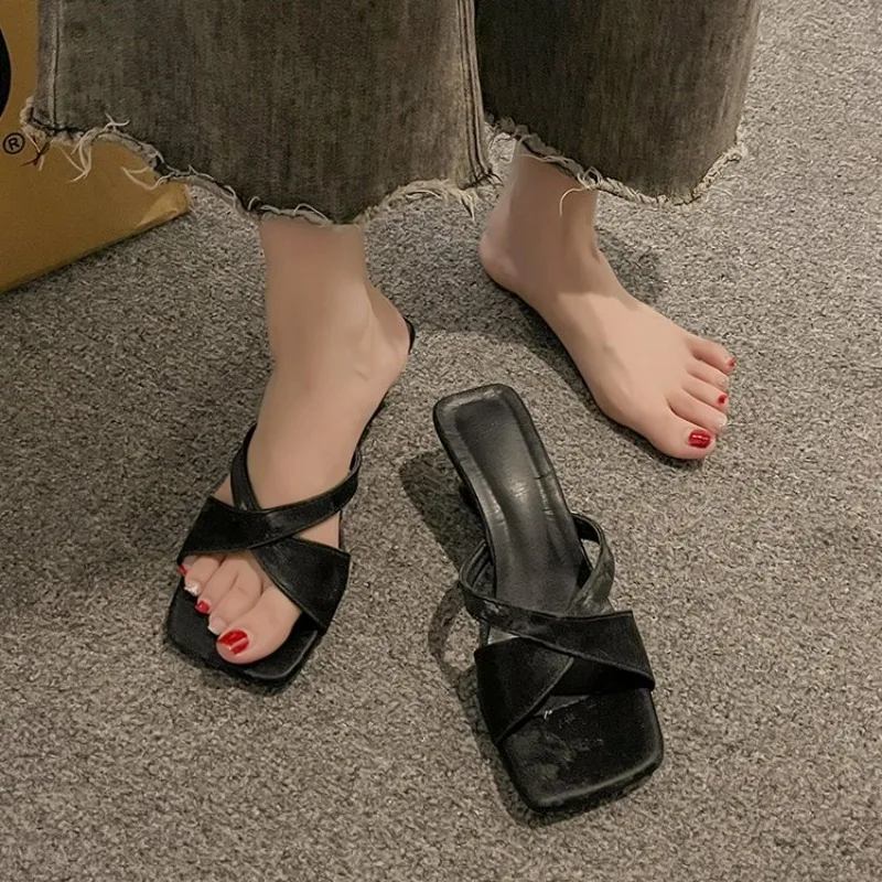 شباشب صيفية جديدة على الطراز الفرنسي لعام 2025 ذات كعب عالي مربع مفتوح الأصابع أحذية نسائية مضخات جنسية