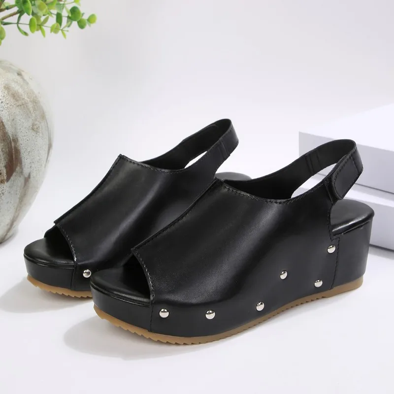 

Лето 2025: сандалии на платформе с перекрещенной подошвой, женская обувь