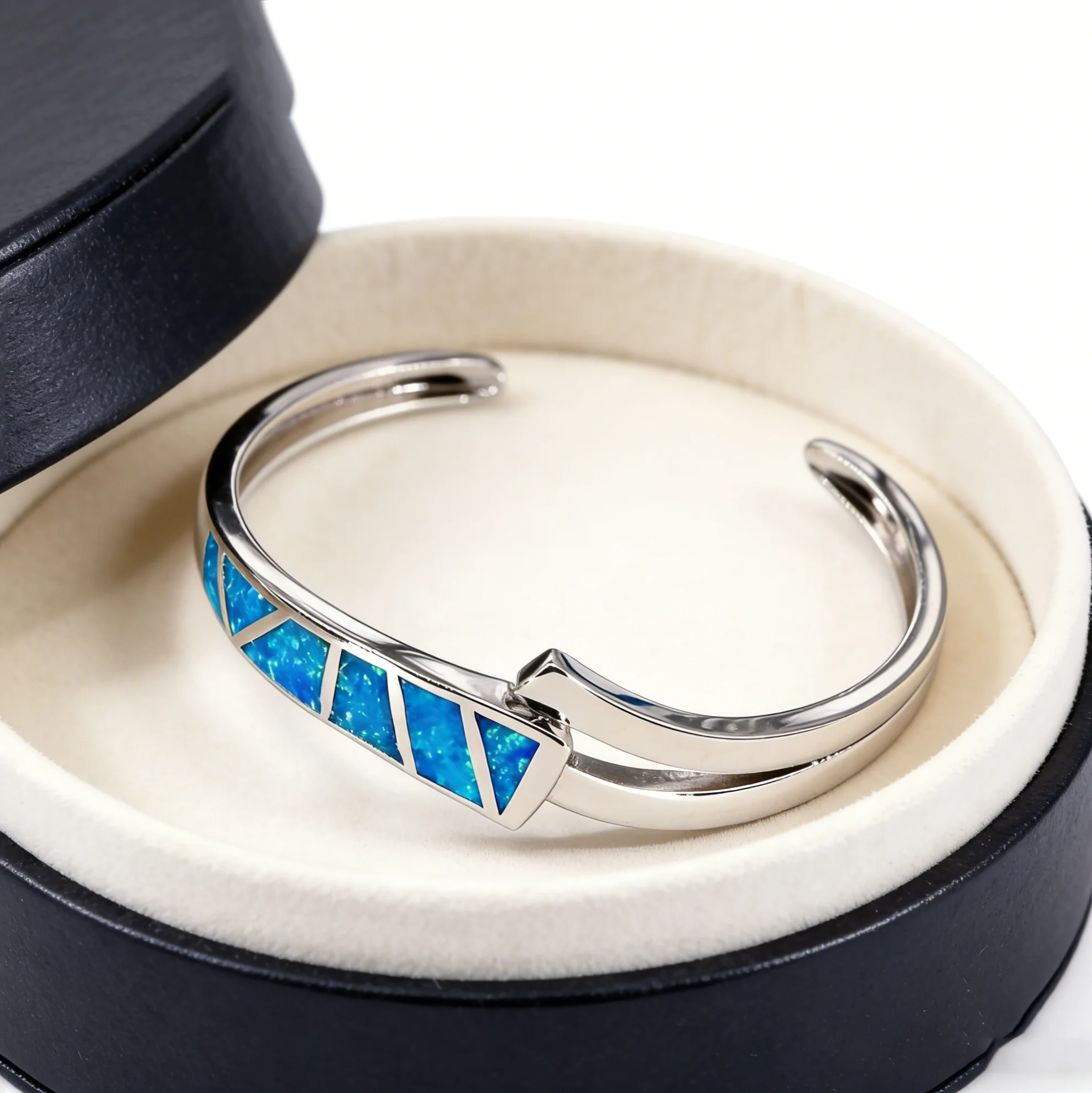 Elegant silver adjustable women\'s bracelet with unique design Jewelry is the best gift for birthdays anniversaries and holidays