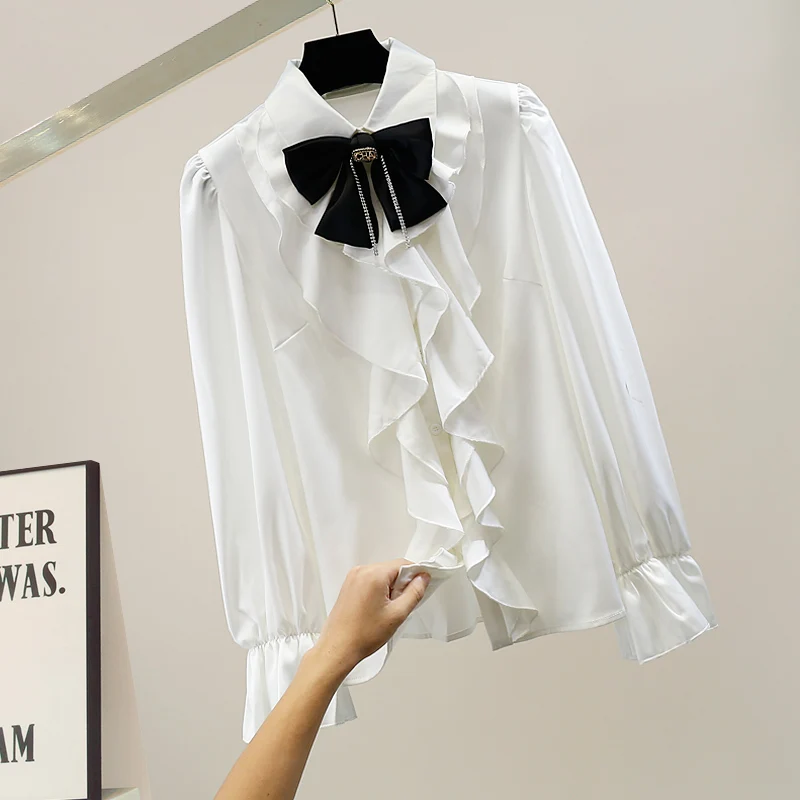 

Элегантная атласная блузка с длинными рукавами-колокол и плиссированным дизайном, свободного кроя, визуально стройнящая, в корейском стиле, с воротником и застежкой на пуговицы