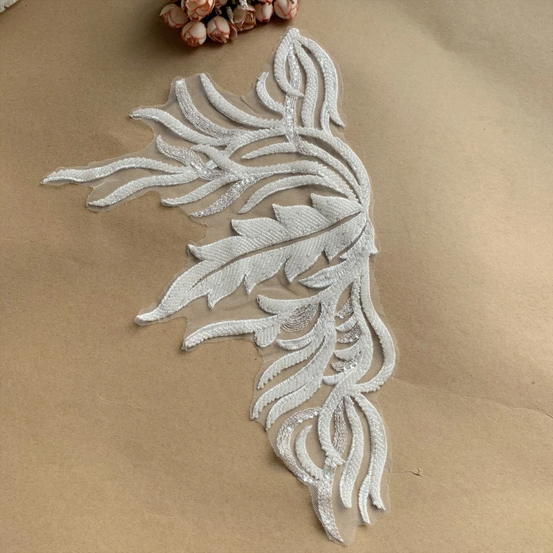 Off White Spiegelblume, Paillettenstickerei, Spitzenblume, Hochzeitskleid-Dekorationszubehör, handgefertigte Blumen, Größe 40 x 25 cm