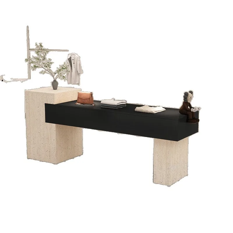 

In the middle of the women's clothing store, flowing water is displayed, and stone pattern display cabinet is simple
