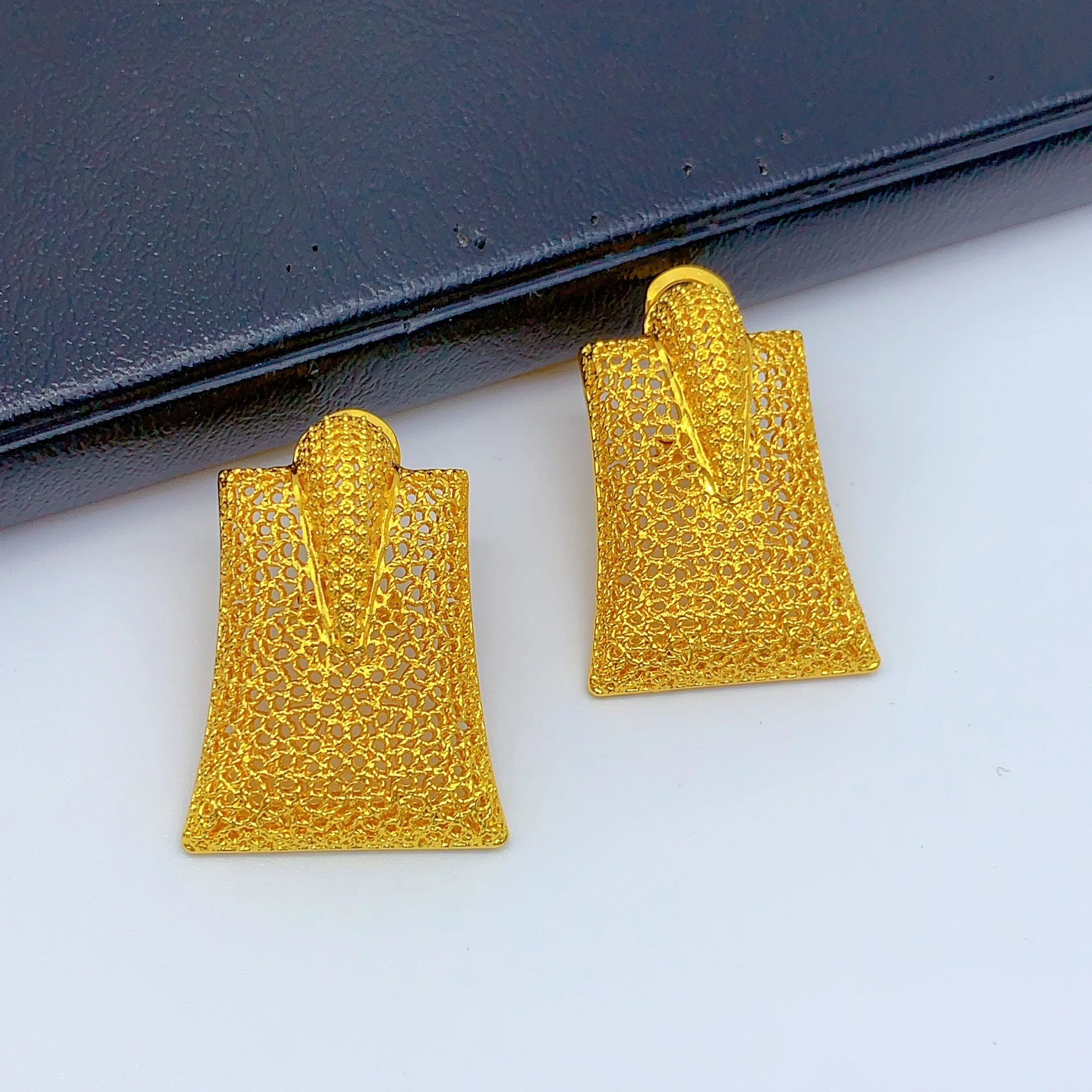 Luxuriöse afrikanische 24k vergoldete Schmucksets für Frauen, indische Brautschmuck-Sets aus Dubai mit gedrehter Kette, Halskette und Ohrringen, Hochzeitsschmuck im Großhandel. – Detail 4