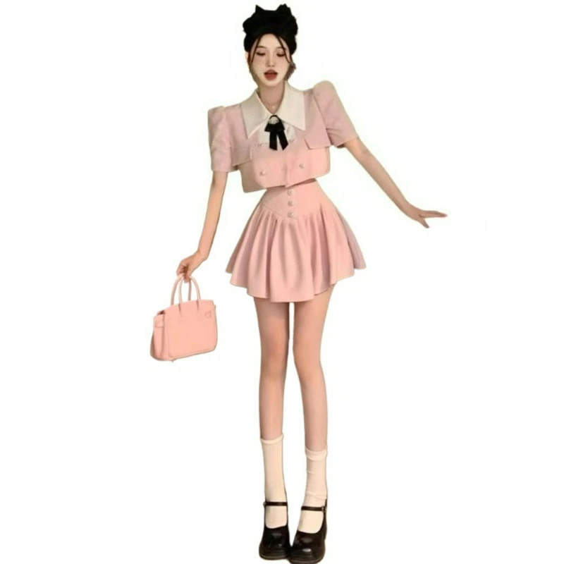 Ein neues Sommerset für Damen mit einem hochwertigen, modischen und stilvollen Oberteil und Rock mit Puppenhals