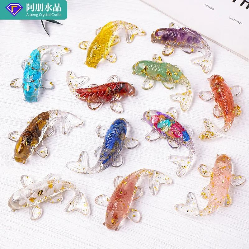 Figura de pez Koi de piedra triturada de cristal Natural, adorno de Gel de goteo, pequeños regalos de pez dorado, joyería hermosa de escritorio, 1 ud.