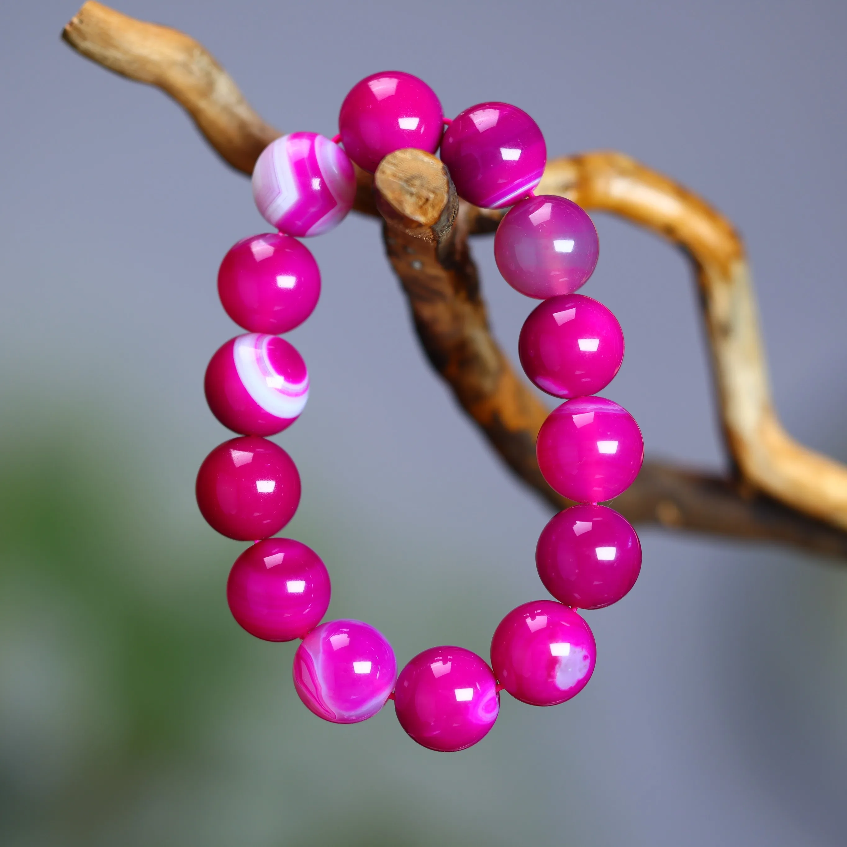 

Женский браслет из тонкого розового агата с круглыми бусинами, символизирующий мир, является идеальным подарком для семьи и друзей.