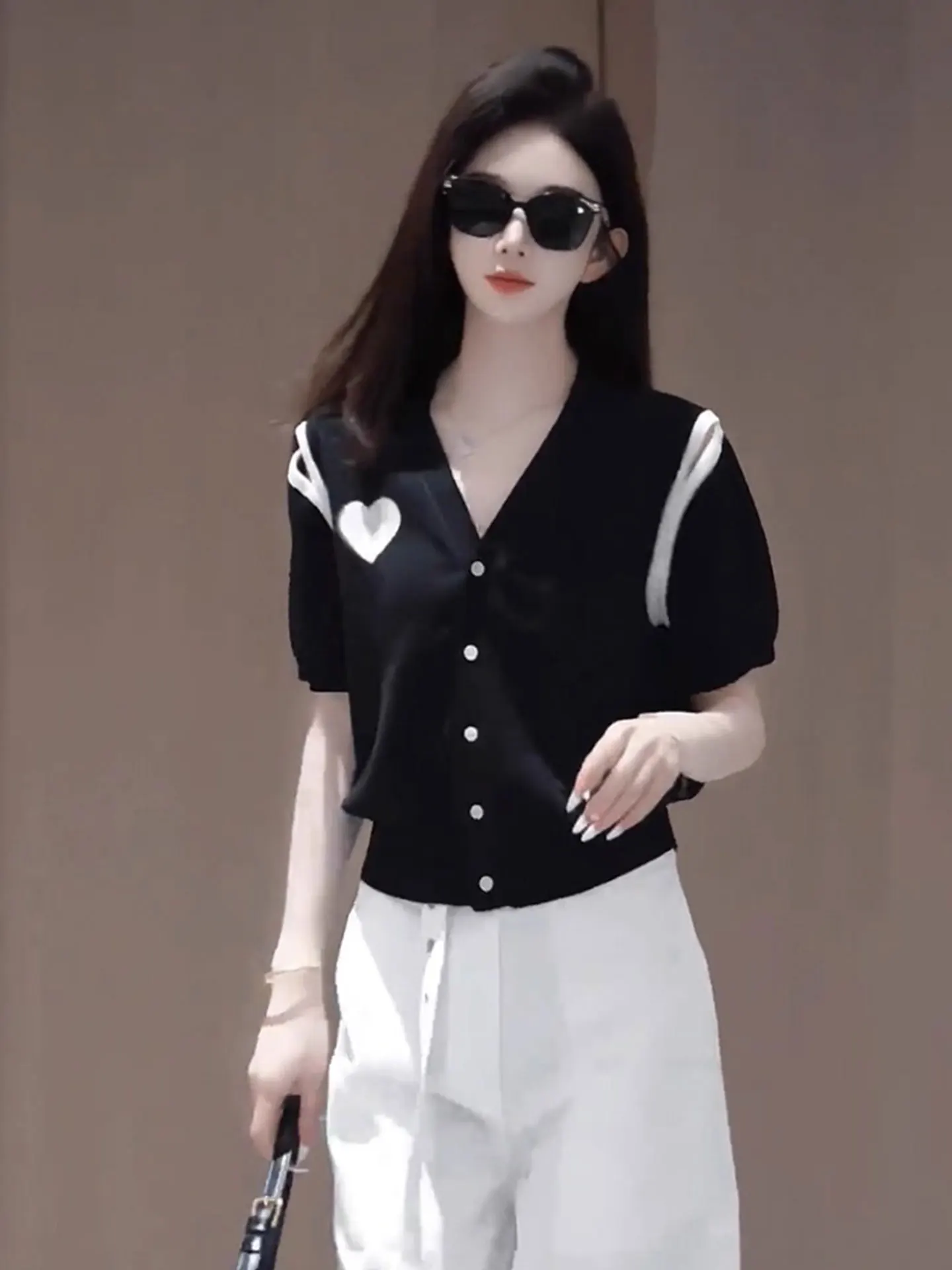 

Женский шелковый топ с европейским дизайном, принтом в виде сердец, ажурной вязкой, коротким рукавом, на одной пуговице, летний кардиган