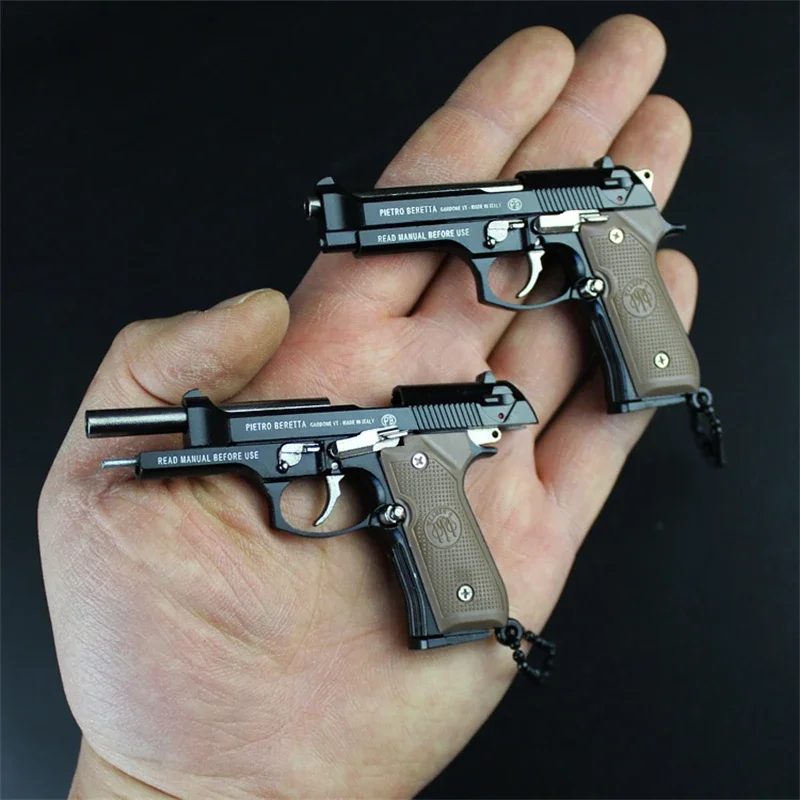 Modelo en miniatura de pistola de Metal Beretta 92F, llavero de montaje, juguetes antiestrés, bolsos de mano, colgante, regalos, accesorios de