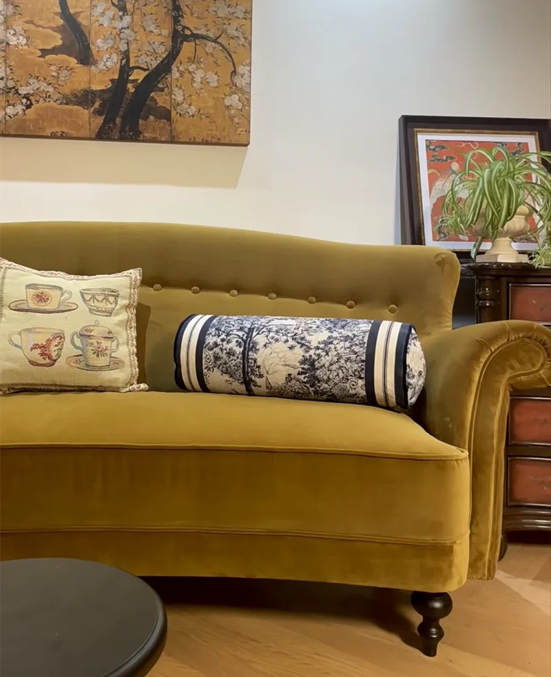 أريكة مخملية مصممة بمسند ظهر بني #3