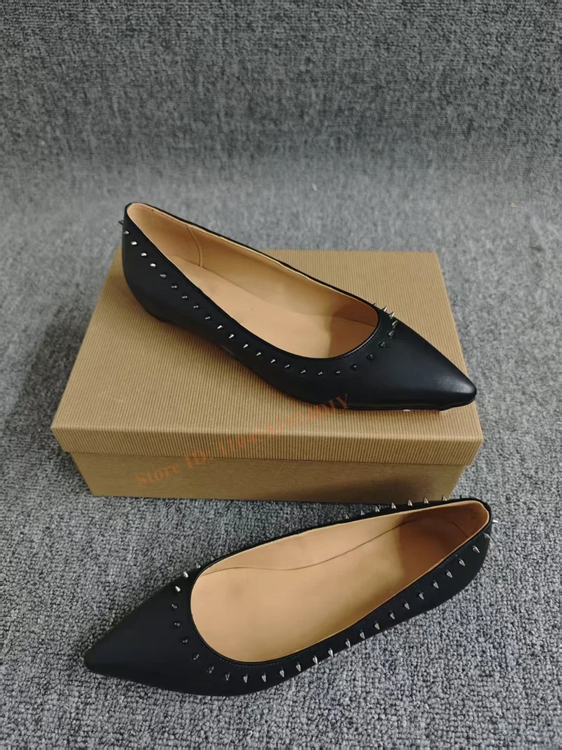 جلد الغنم الأسود مع مسمار أشار تو الانزلاق على الشقق النساء المسامير حذاء كاجوال حجم كبير 47