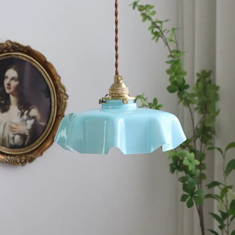 Lampu gantung kecil vintage dari kaca susu tembaga penuh bergaya Nordik abad pertengahan untuk jendela balkon lorong bunga lampu samping tempat tidur.