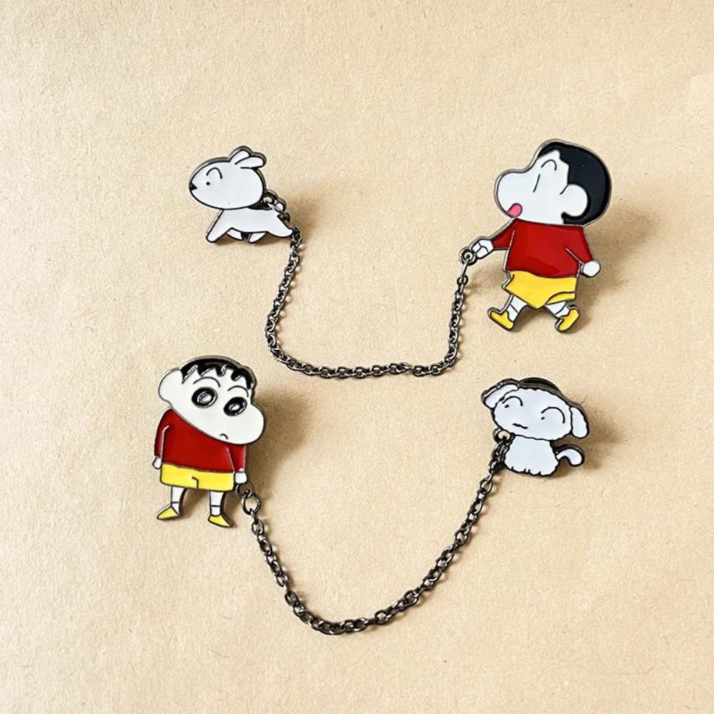 Nuevas figuras de dibujos animados de Crayon Shin-Chan, insignias lindas, accesorios divertidos para ropa con diseño de perro paseando, juguetes de anime, cosplay, regalos 2026