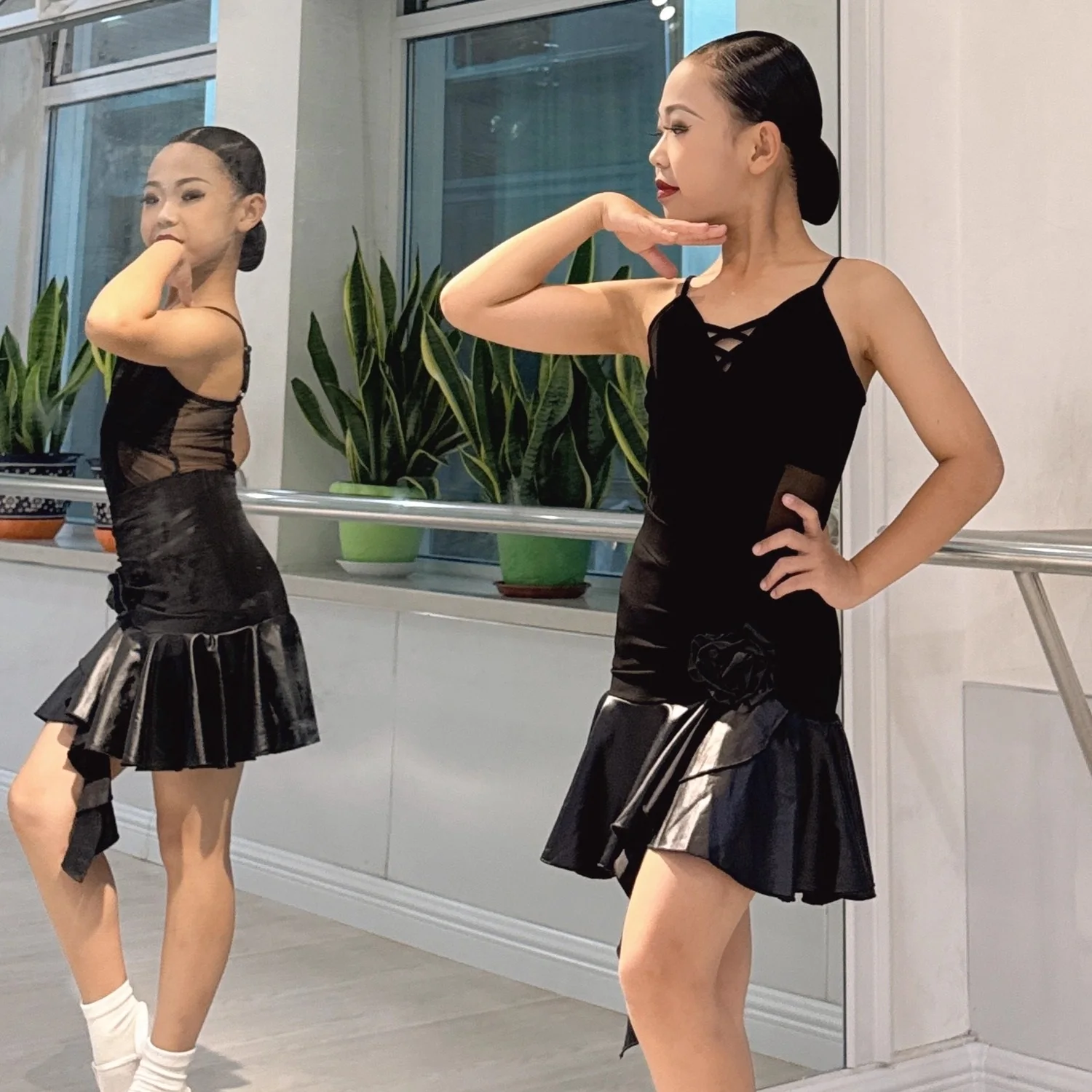 2025 Nuovo Concorso di Ballo Latino Abbigliamento Per Le Ragazze Cinghia Top Gonne Divise Vestito Chacha Rumba Tango Costumi di Scena Latino XH3214