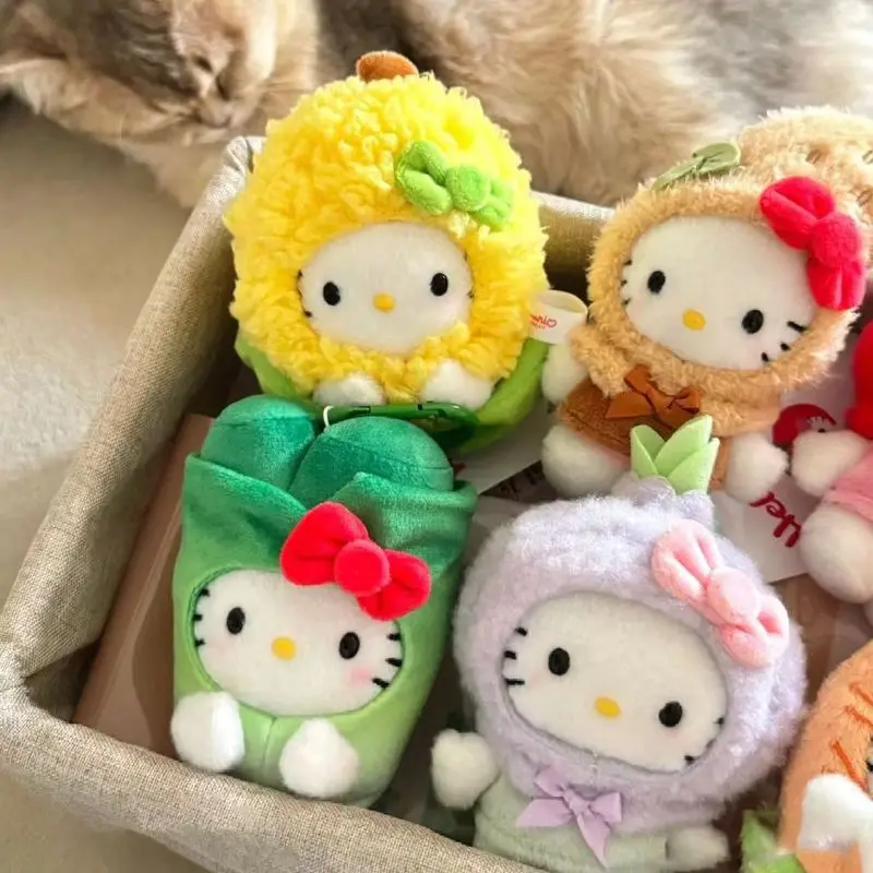 Sanrio อะนิเมะอุปกรณ์ต่อพ่วง Hello Kitty ชุดผักพวงกุญแจจี้น่ารักสาวมะเขือเทศ Hello Kitty กระเป๋าเป้สะพายหลังจี้สาวของขวัญ
