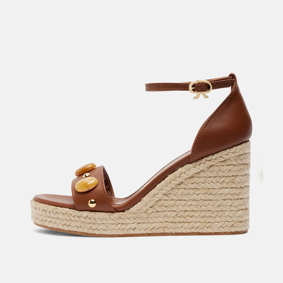 

Сандалии Arden Furtado в стиле Summer Holiday, коричневые, из воловьей кожи, на танкетке с заклепками, с круглым и открытым носком, на очень высоком каблуке, с одной пряжкой.