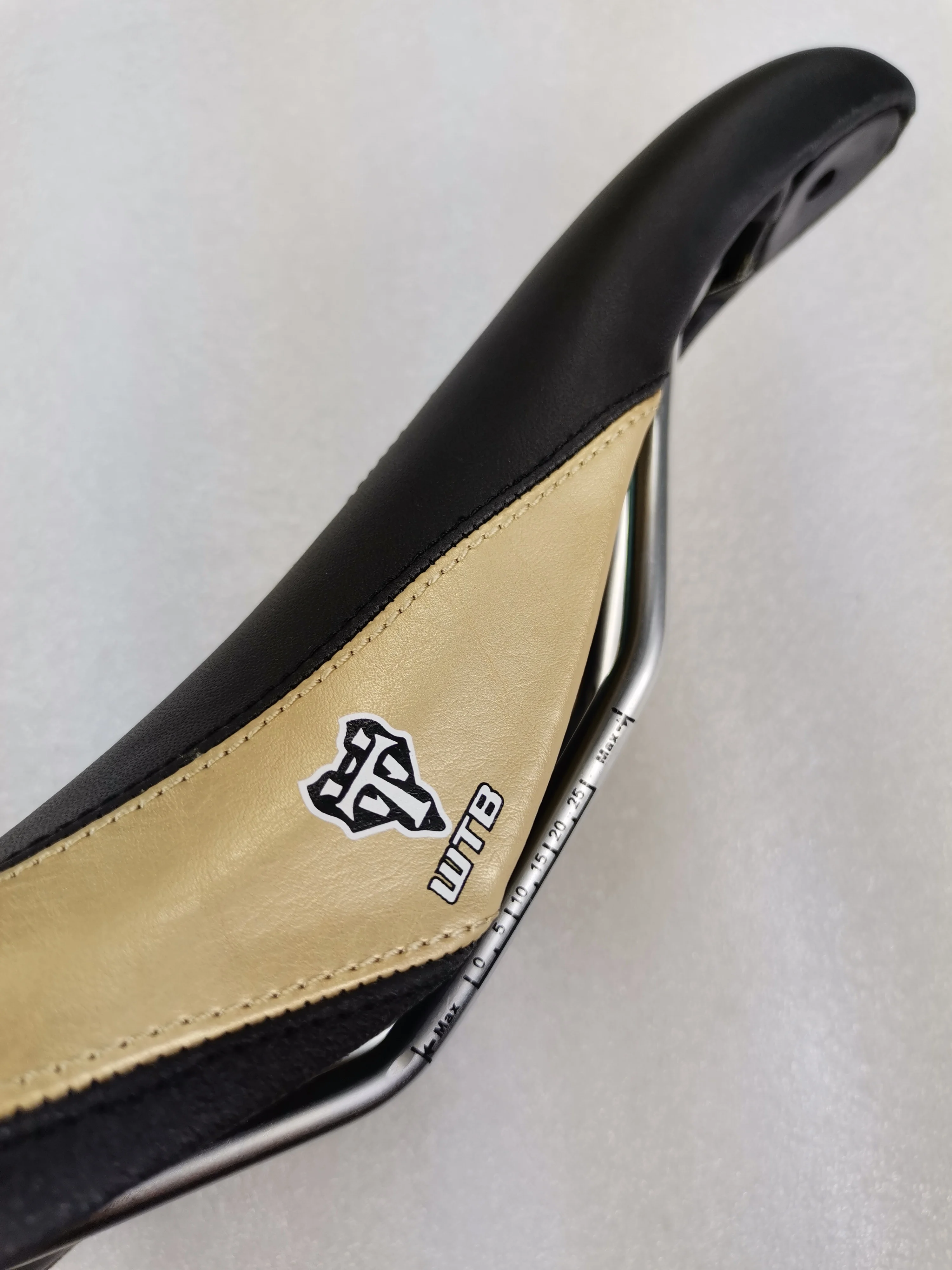 NEW WTB PURE V SADDLE SEAT MTB CITY BIKE BLACK GOLD L278mm x W145mm