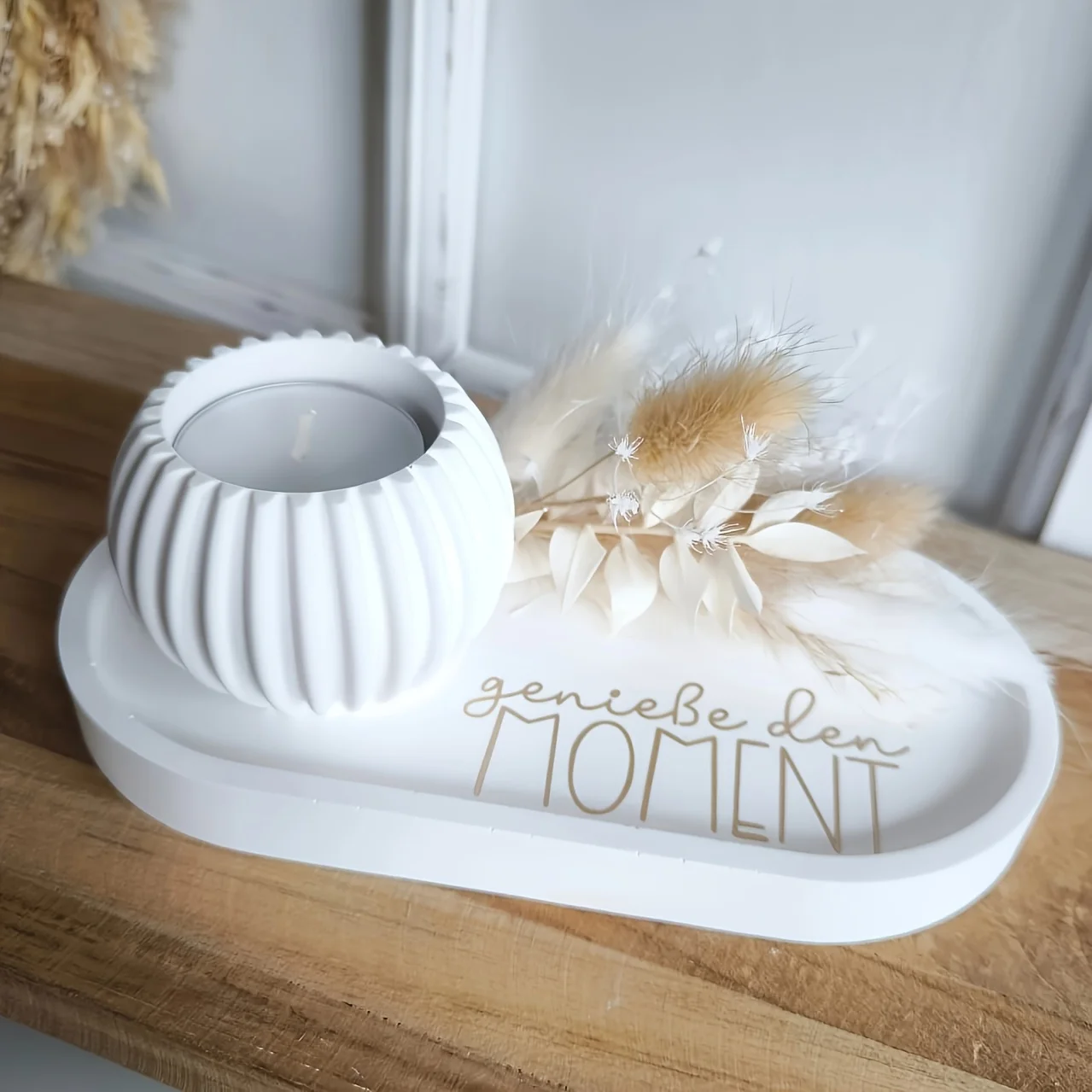 Silikonformen-Set mit drei Designs: gestreifte Kerzenhalter, blumenförmige Herzkerzen und dekorative Teller für die Heimdekoration. – Detail 5