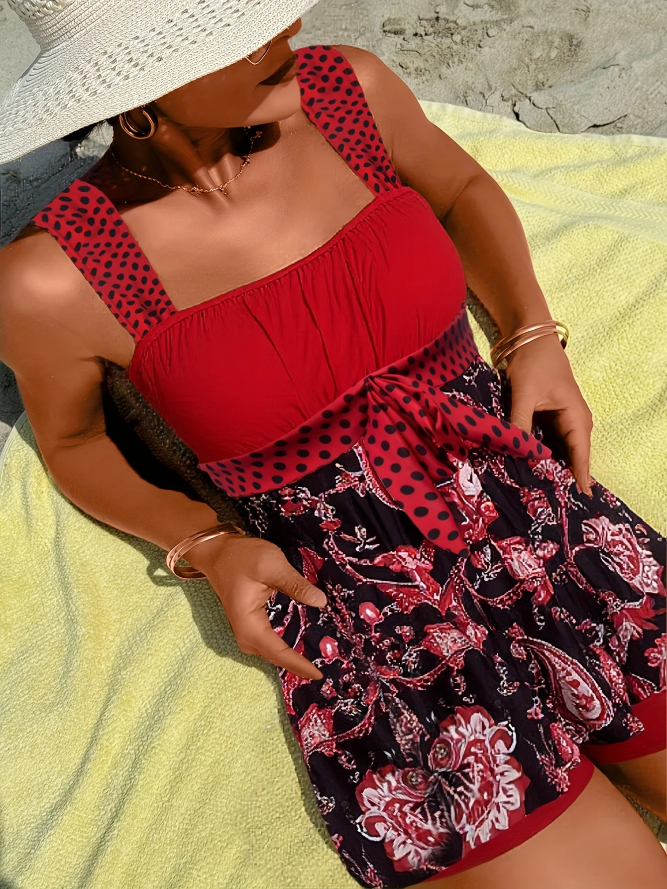 

Роскошные танкини с красным рисунком 2026 — бюст с структурированным квадратным вырезом, контрастные детали в горошек, юбка с узором пейсли, изысканный цвет