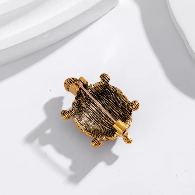 Fashion new oil painting small turtle brooch simple retro animal crawling turtle pin men and women clothing jewelry gifts