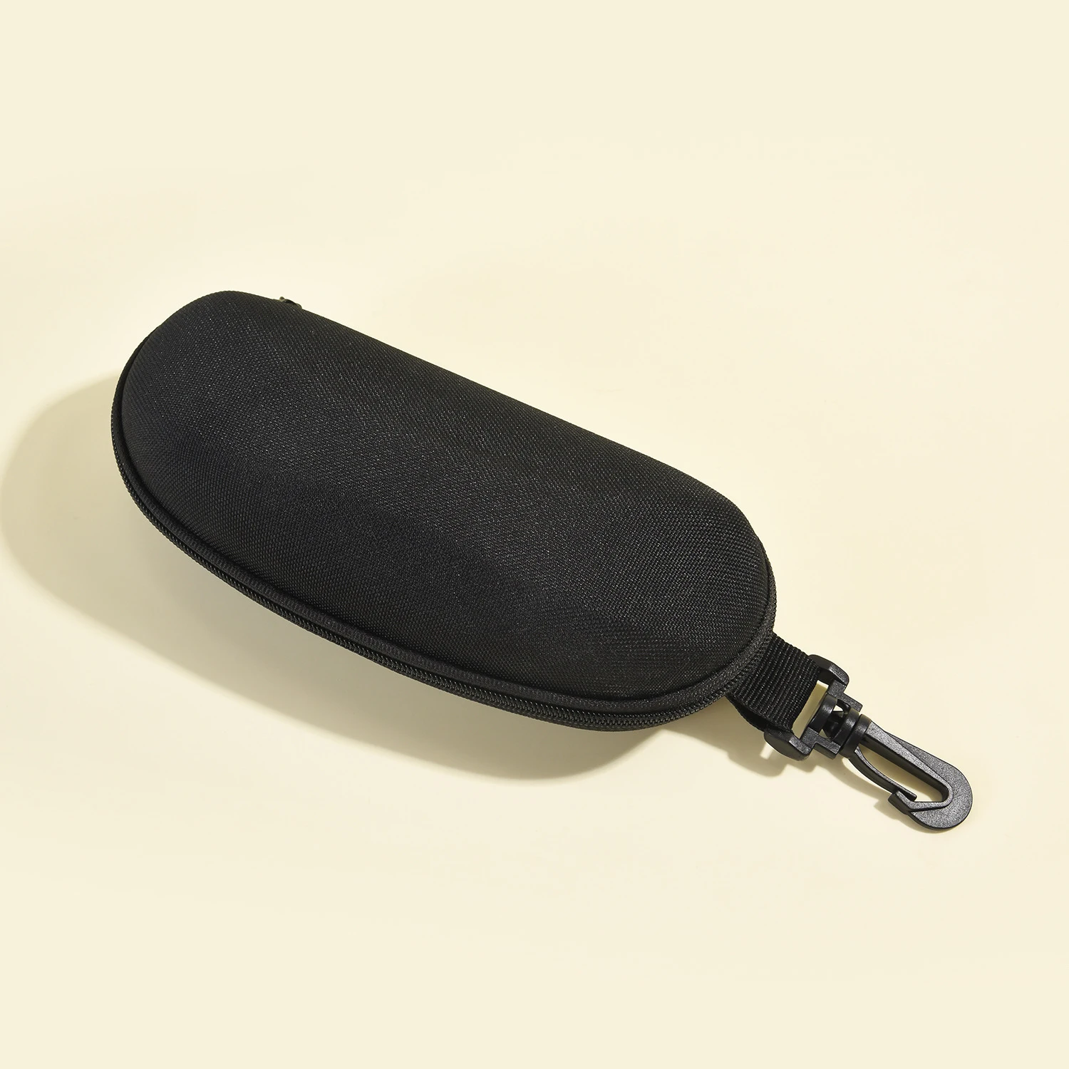 Custodia per occhiali da sole sportivi con design a gancio per un facile trasporto. La custodia per occhiali sportivi può essere appesa su una borsa. Custodia per occhiali da sole