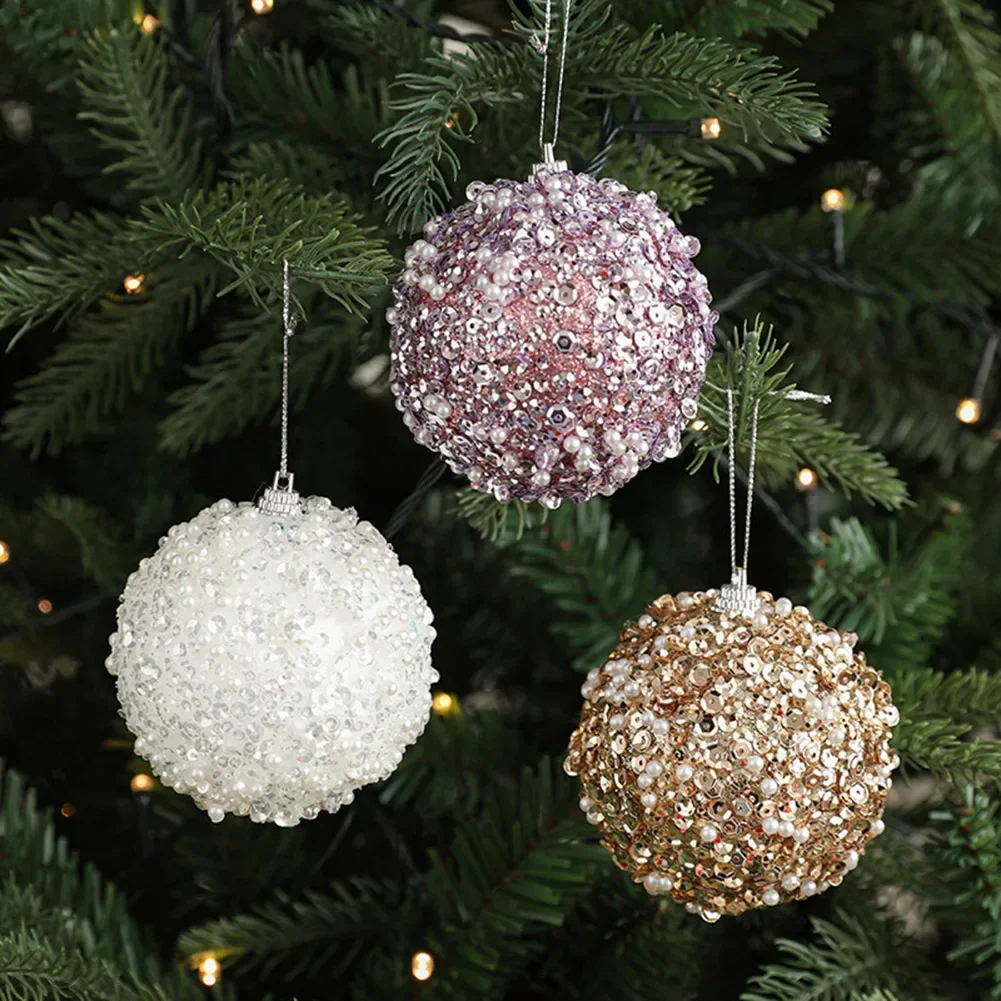 Lebhafte glitzernde Hängekugeln für die Weihnachtsbaumdekoration. Sichere und atemberaubende Accessoires zur Feiern der Saison