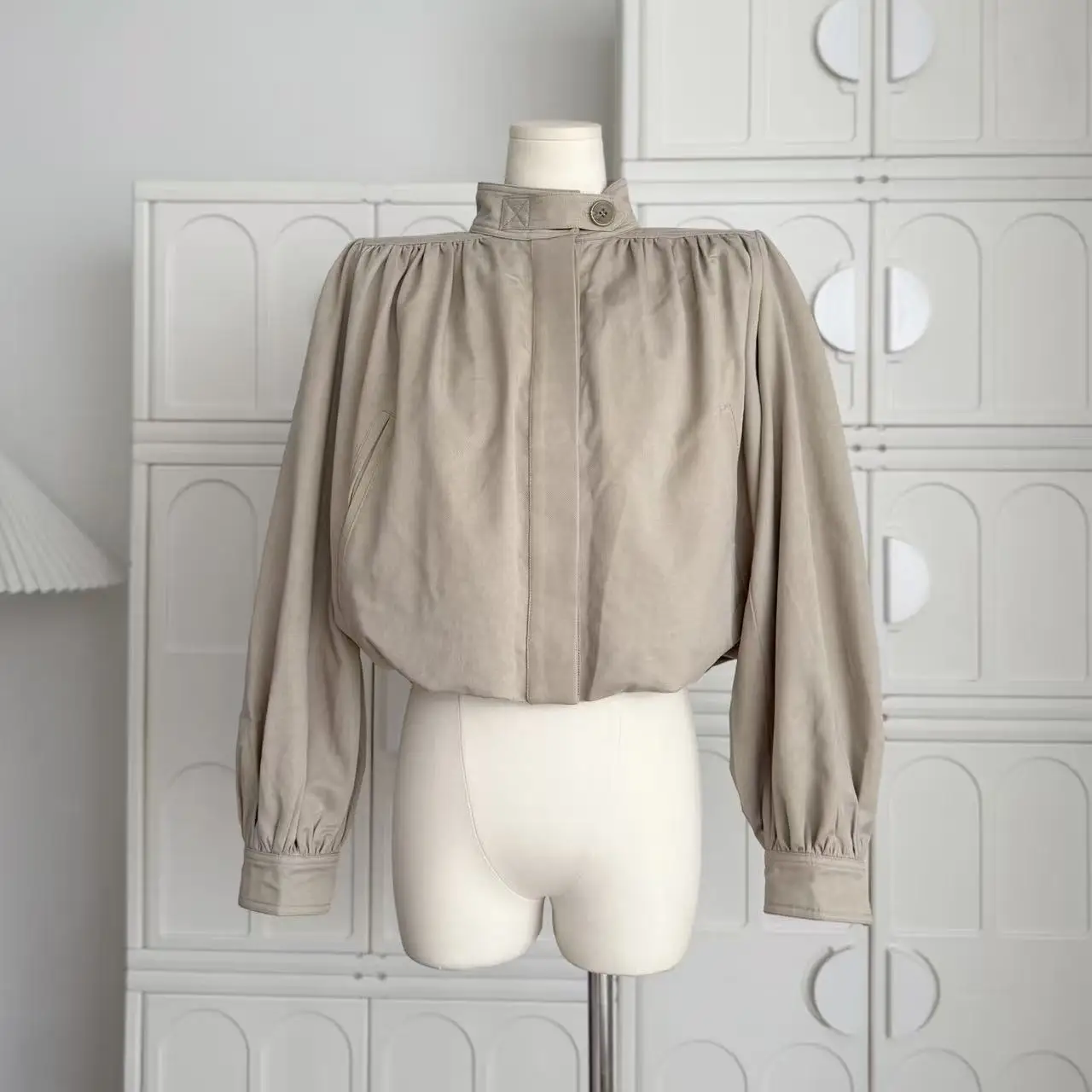 レディース春秋ハーフハイカラー長袖PUレザープリーツヘムショートジャケットレディースストリートウェアシングルブレストアウター