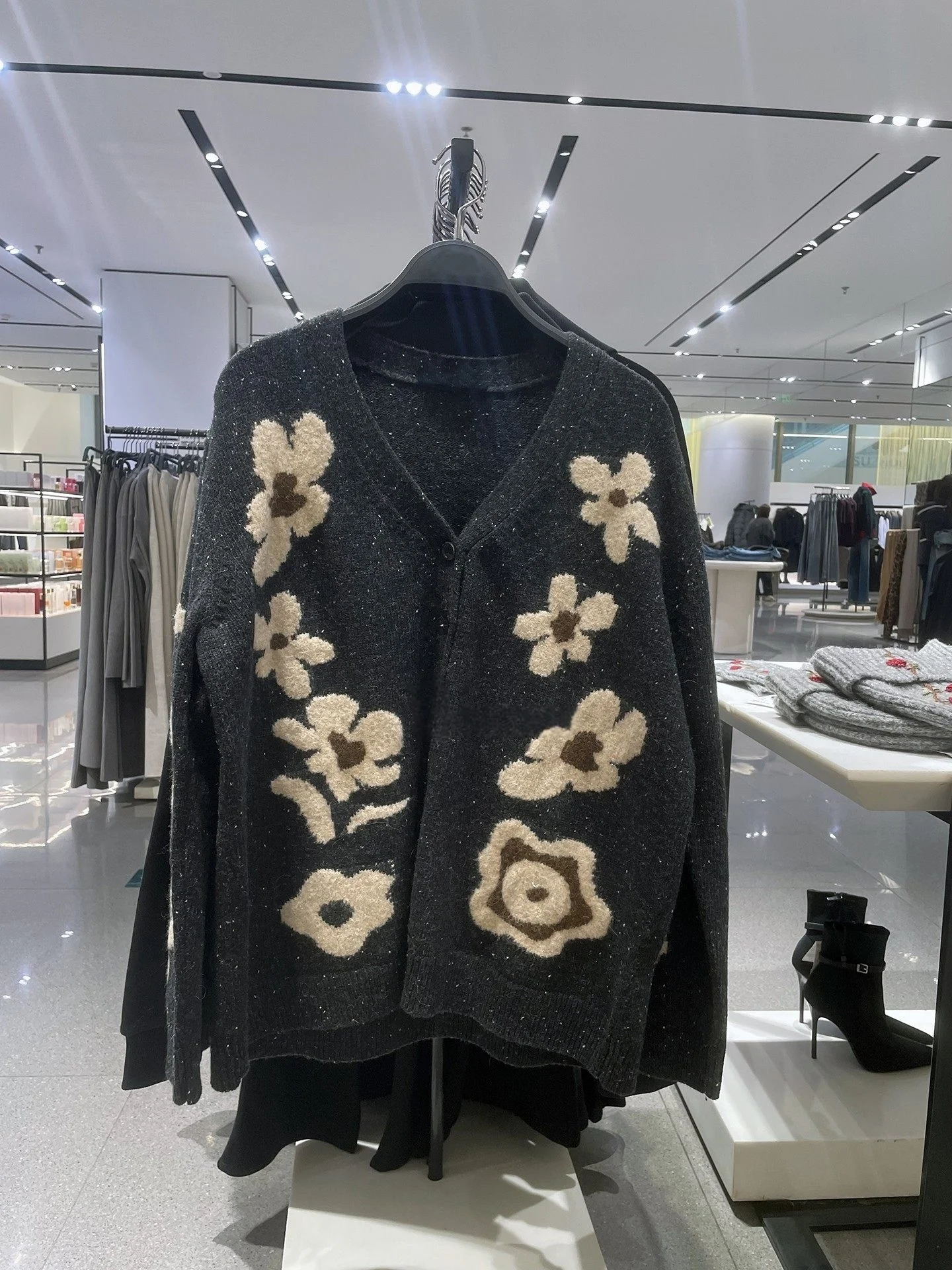 

2026 new women's fashion casual versatile loose long sleeved V-neck floral jacquard knitted cardigan jacket sweater