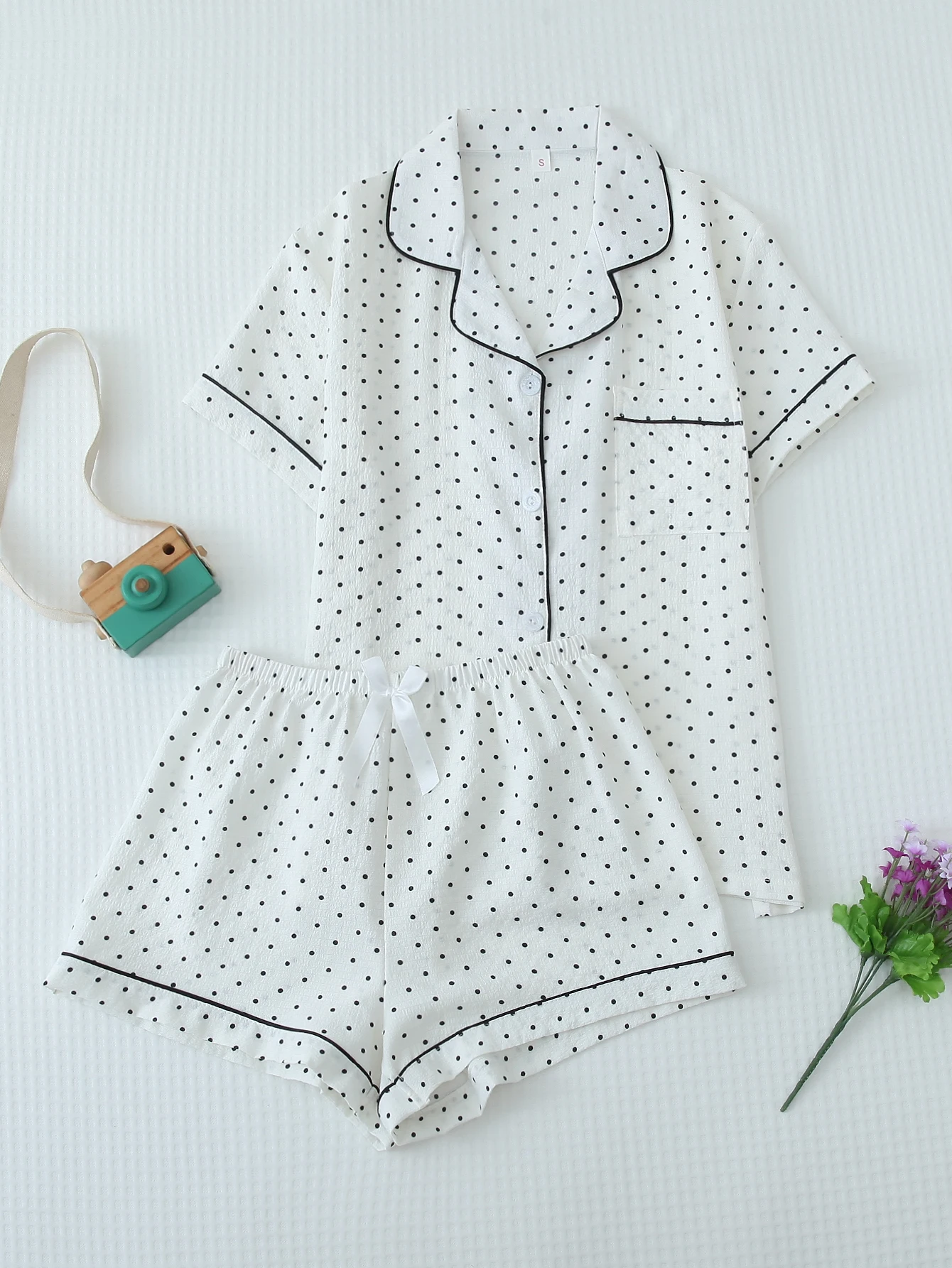 Two-Piece Mini Black Polka Dot Print Women's Summer Set with Contrasting Color Lapel Short-Sleeve Button-Up Top and Bow-Knot Shorts Pajama Loungewear Set Suitable for Home Use
