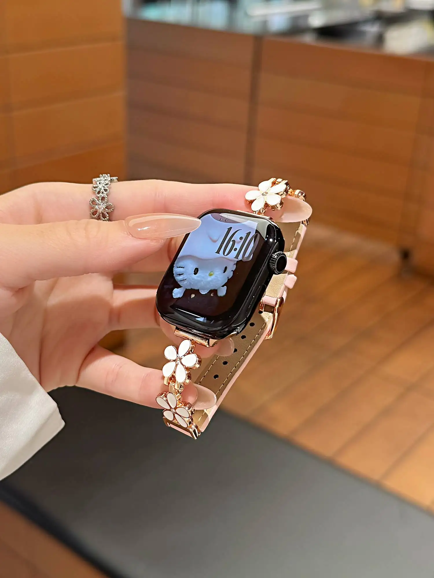 Modisches, schönes Lederarmband mit Blumenmuster für Apple Watch Damen 44mm 40 45 41 49 42 38 Series 11 10 9 8 SE 7 6 5 4 3 Armband