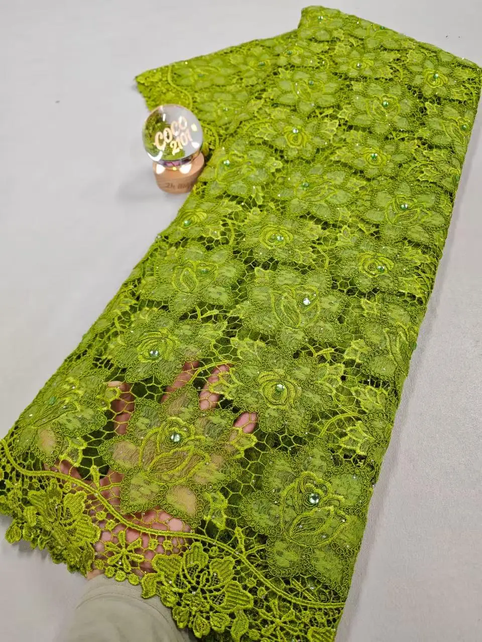 

Африканское кружевное полотно с вышивкой стразами, хлопковая ткань на метры, новинка, водорастворимое, для свадебных платьев, тюль, высокое качество, 5 ярдов