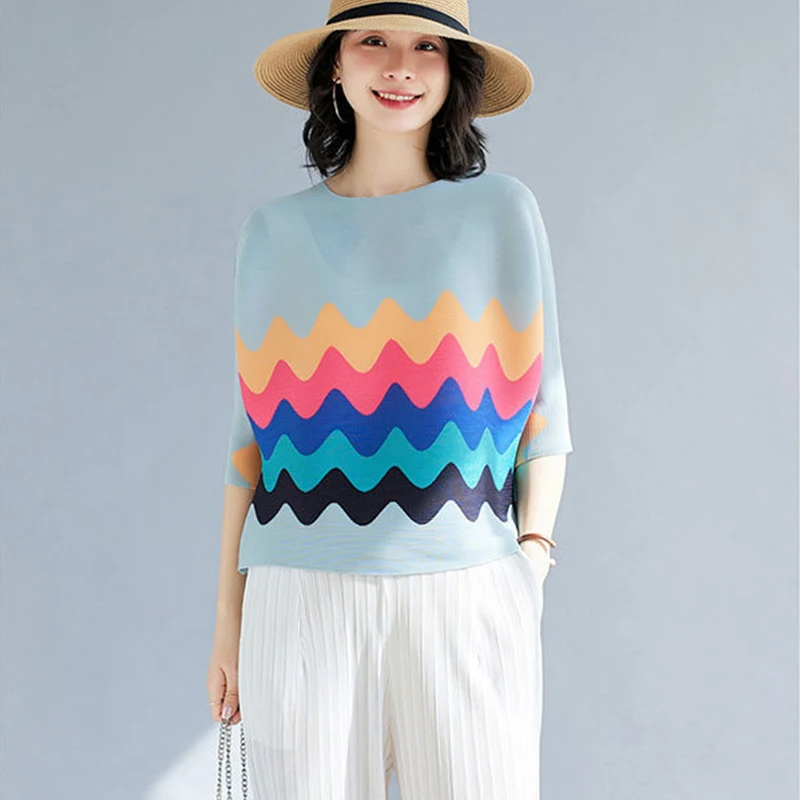 Wrinkled summer new top, loose and slimming, covering flesh with colorful stripes, high-end temperament T-shirt for women