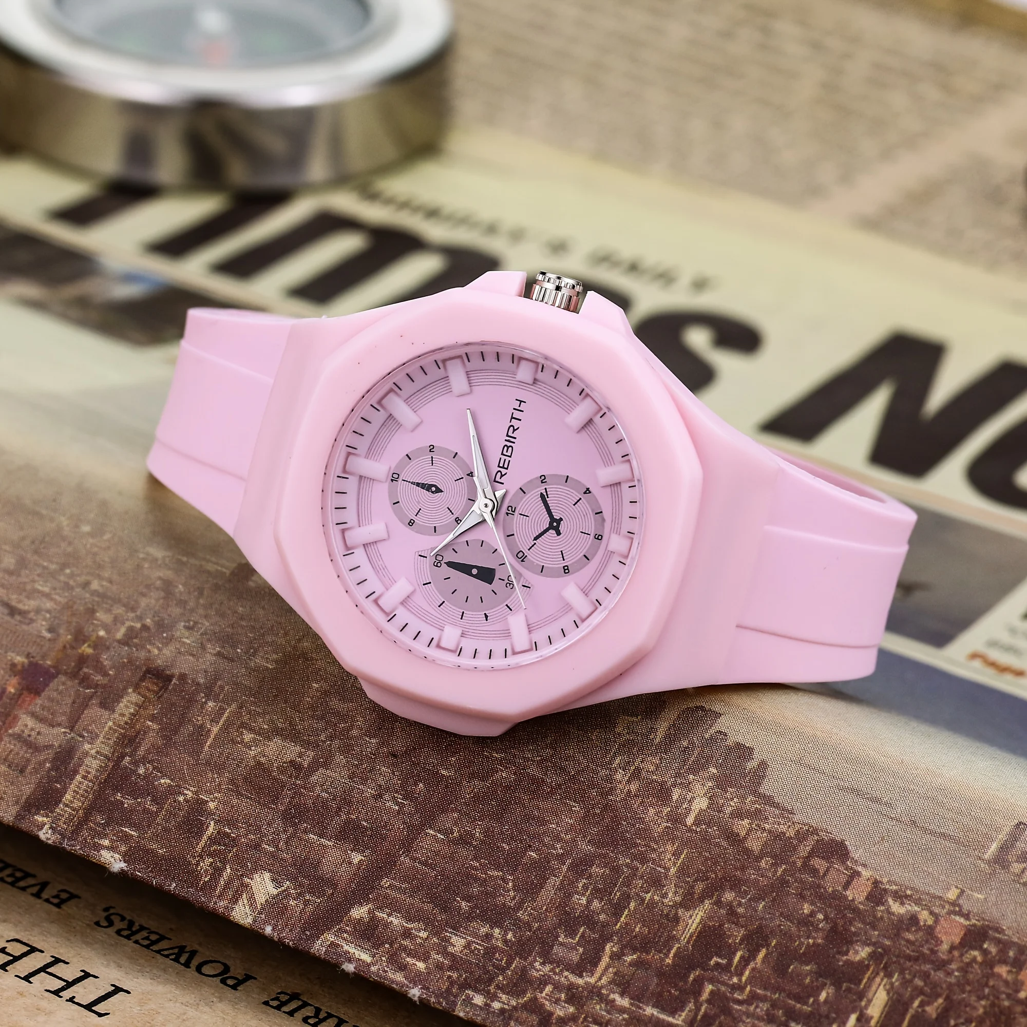 ساعة سيليكون بسيطة من سلسلة الماكارون ، موضة نسائية ، غابة ، اتجاه الكلية ، عصرية وعصرية ، جماليات عالية