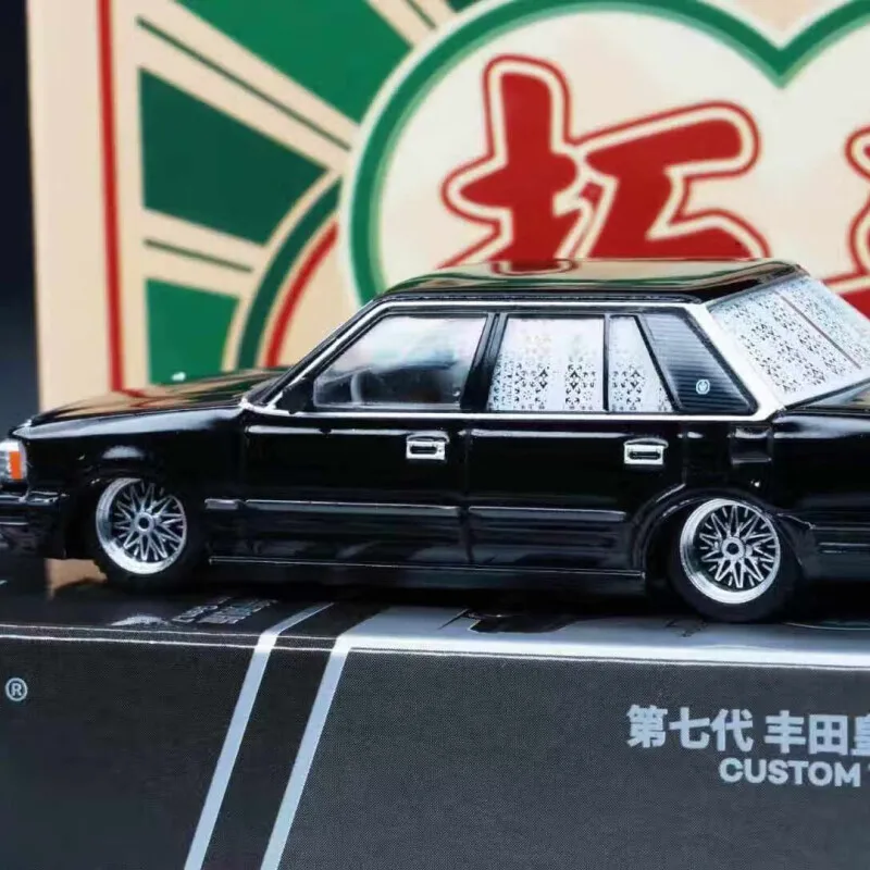 XCARTOYS Grand Hotel 1/64 Toyota Crown Seventh Generation Low Suspension Special Edition Simulation Boy Toy Car Model