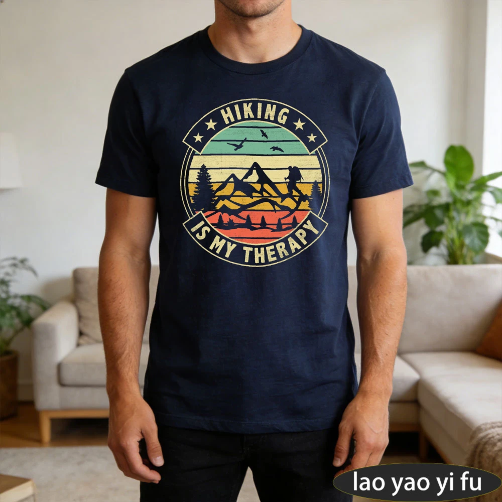 Camiseta Masculina 'Hiking Is - Outdoor Adventure Therapy avaliação e preço