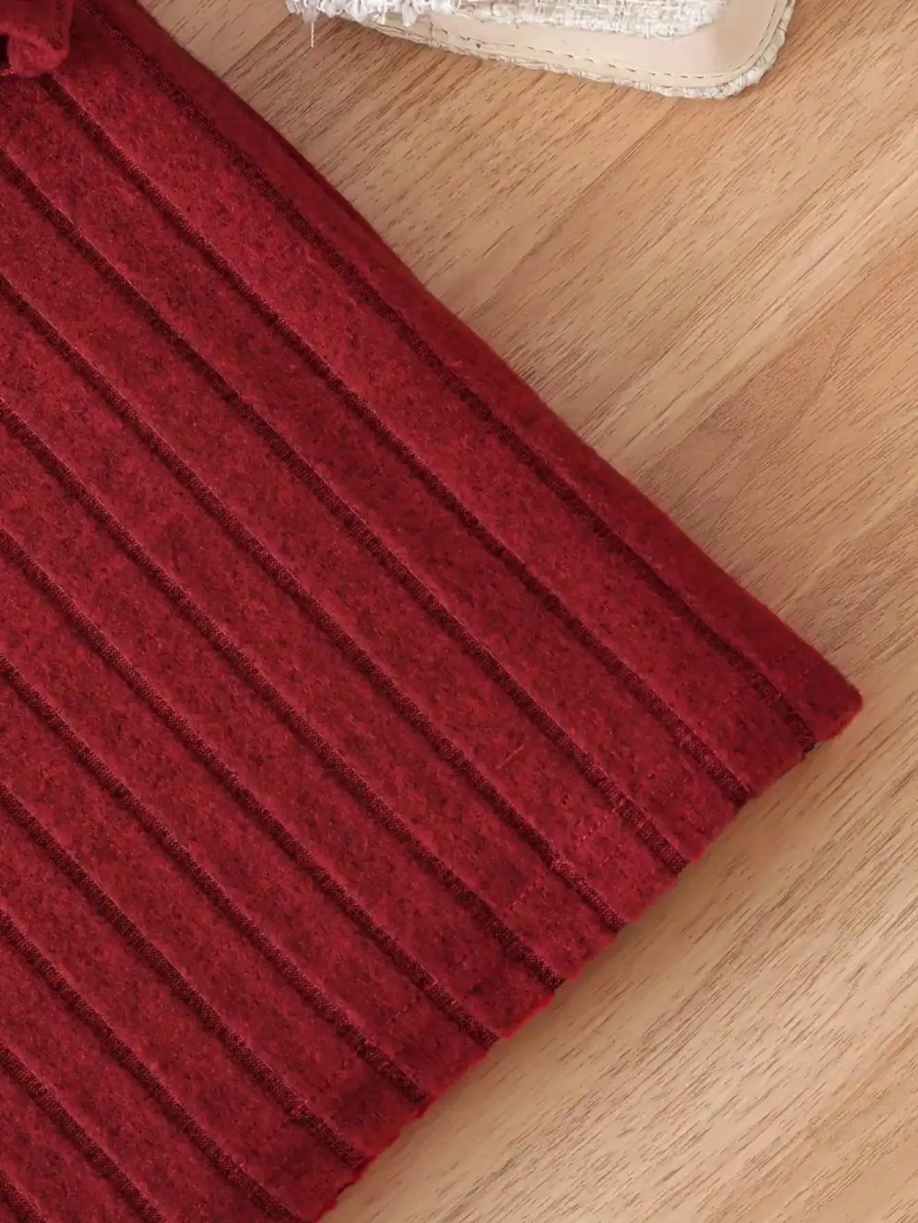 Lässiges und elegantes Kinderkleid mit gerippten Lotusblattärmeln, rundem Ausschnitt mit Schleife, tailliertem Schnitt, langen Ärmeln und mittellangem Rock. – Detail 10
