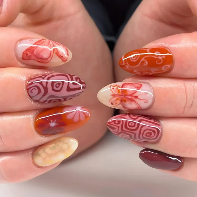 24 STKS Zoete Cool Vlekkerige Gouden Kraal Nep Nagel met Amandelvorm Druk op Nagels met Kersen Vlinder Ontwerp Kunstnagels Verwijderbaar