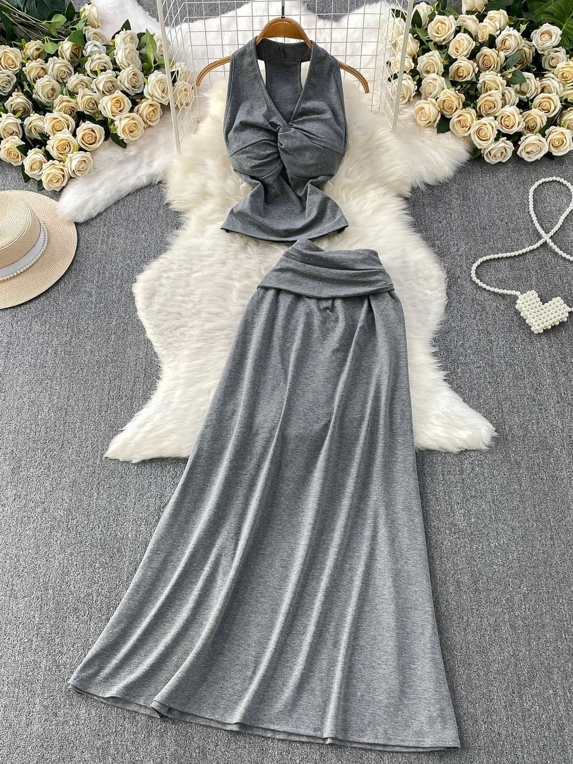 

Элегантный вязаный топ с высокой талией, V-образным вырезом и узлом, без рукавов, и подходящая юбка. Сексуальный комплект из двух предметов в стиле «сестринский образ» для женщин.