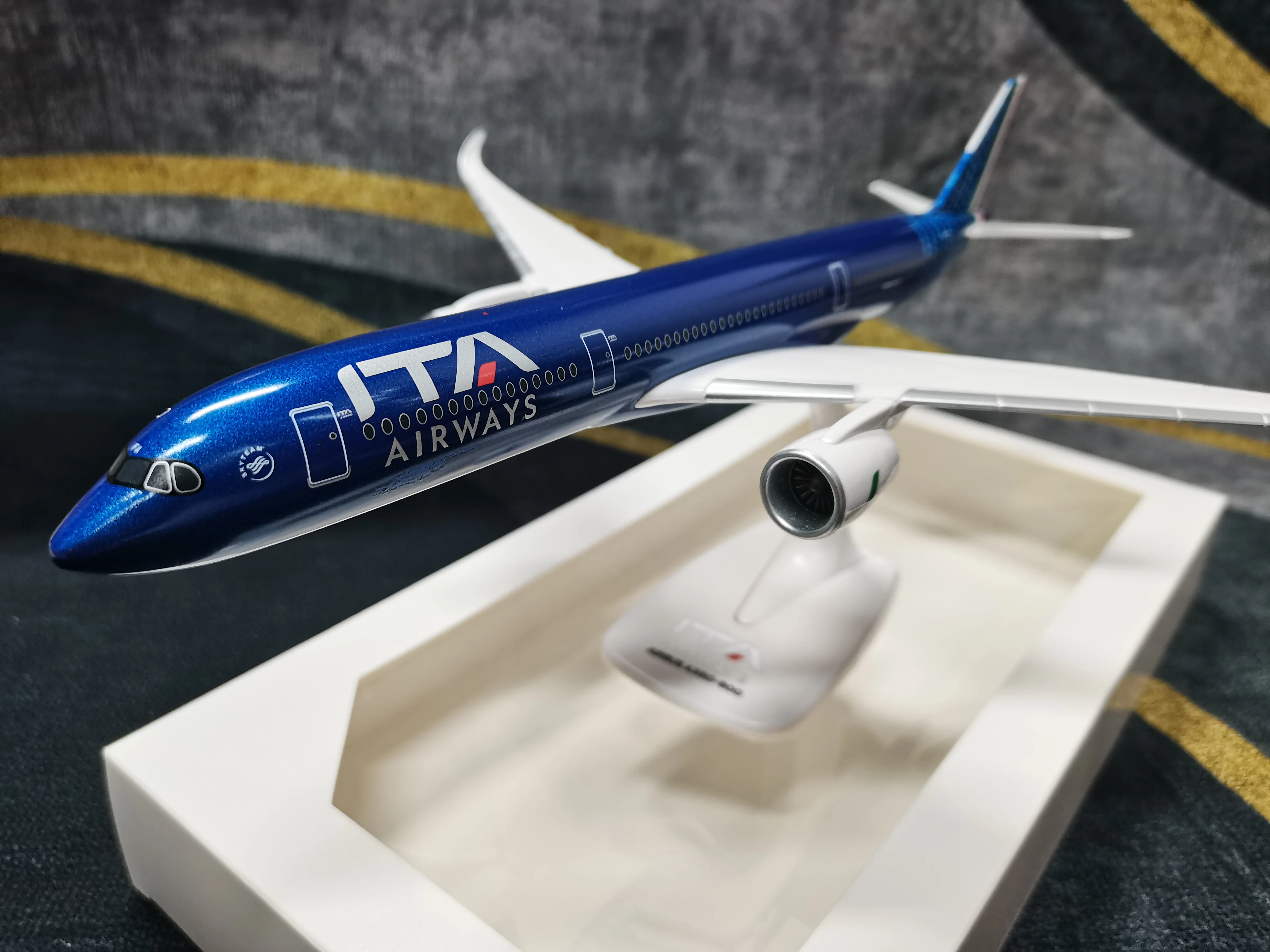 1/200 escala A350-900 itália ita avião de companhia aérea brinquedo plástico abs montagem avião modelo aviões brinquedo para coleção presente por aviati